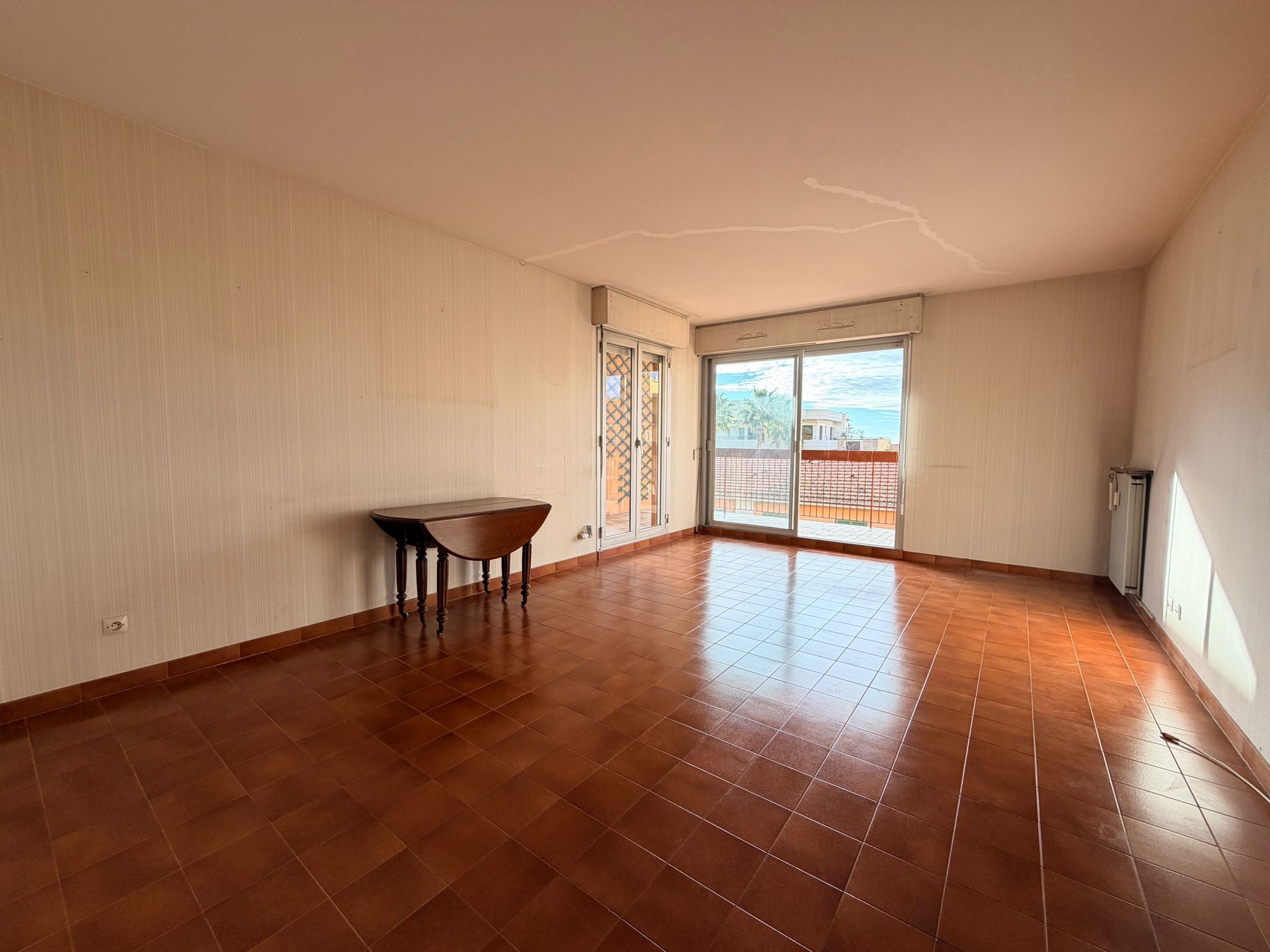 Menton Garavan   Appartement 3 pièces 74,26 m2 à rénover. Terrasse, cave, parking privatif. Fort potentiel! — photo 3