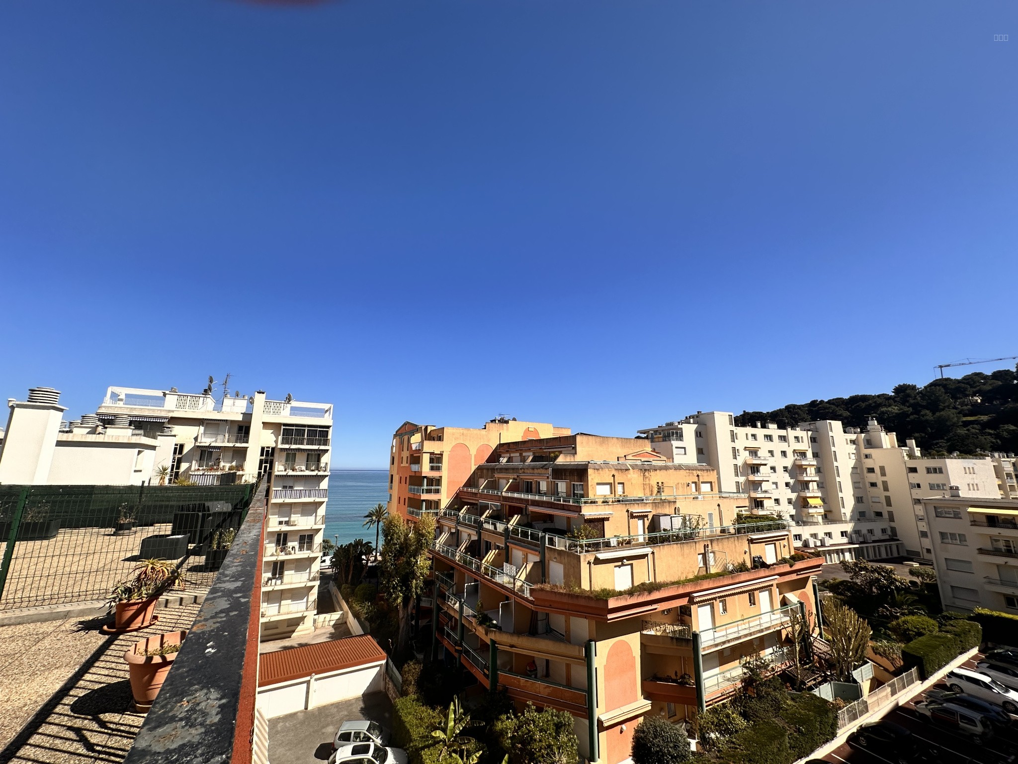 Roquebrune Cap Martin - Plage. Superbe 3 pièces traversant en dernier étage en bord de mer avec toit-terrasse — photo 19