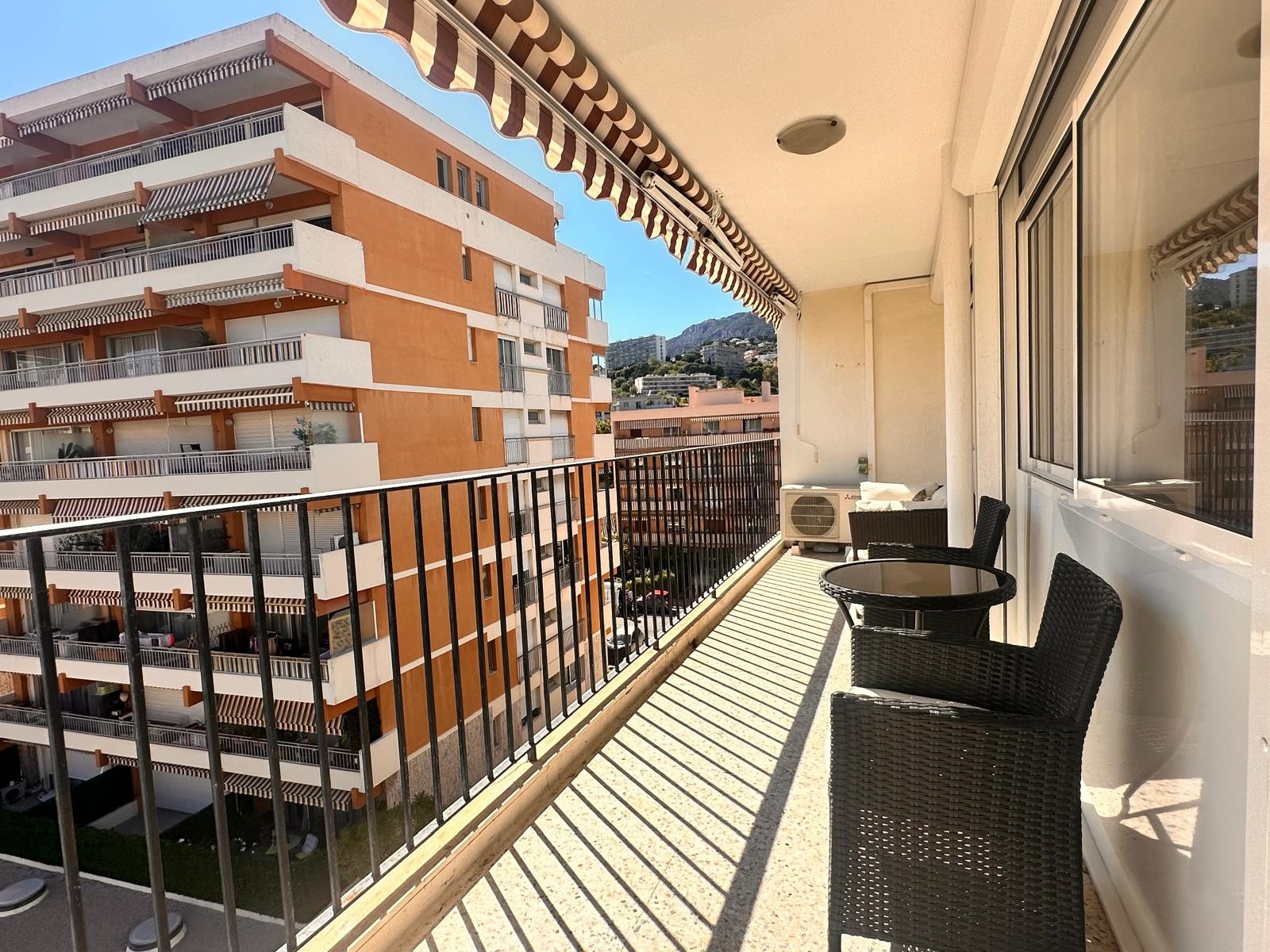 Roquebrune Cap Martin - Plage. Superbe 3 pièces traversant en dernier étage en bord de mer avec toit-terrasse — photo 10