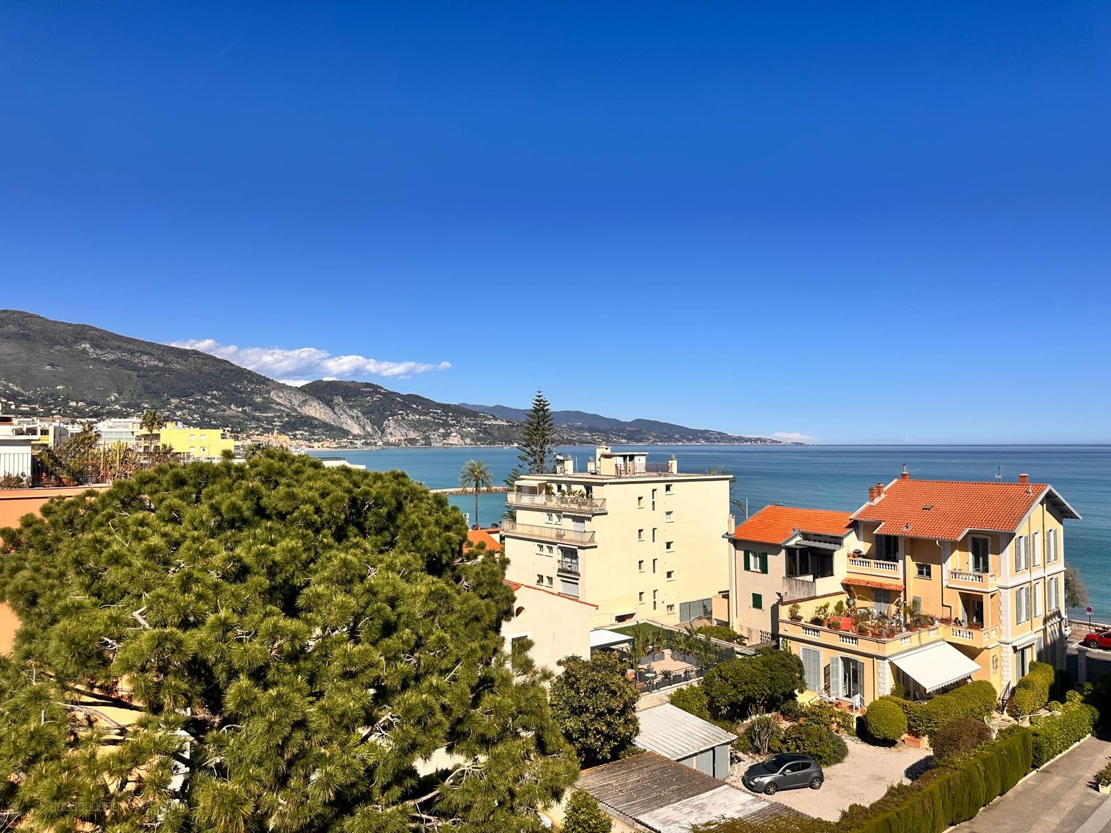 Roquebrune Cap Martin - Plage. Superbe 3 pièces traversant en dernier étage en bord de mer avec toit-terrasse — photo 2
