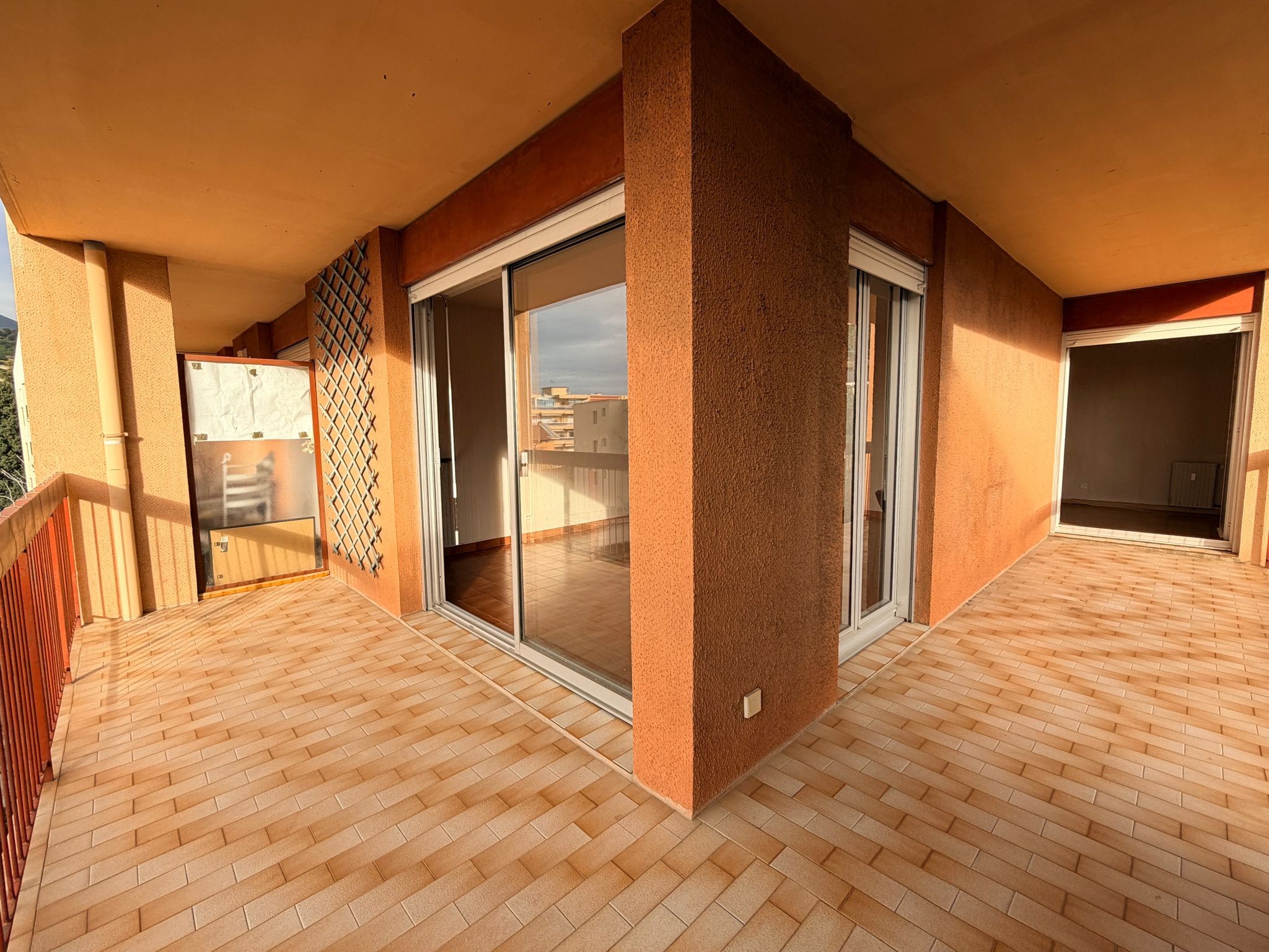 Menton Garavan   Appartement 3 pièces 74,26 m2 à rénover. Terrasse, cave, parking privatif. Fort potentiel! — photo 2