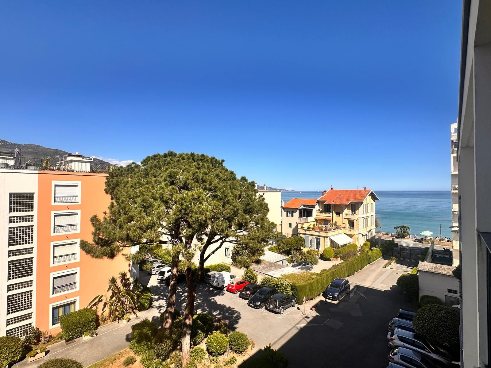 Roquebrune Cap Martin - Plage. Superbe 3 pièces traversant en dernier étage en bord de mer avec toit-terrasse — photo 16
