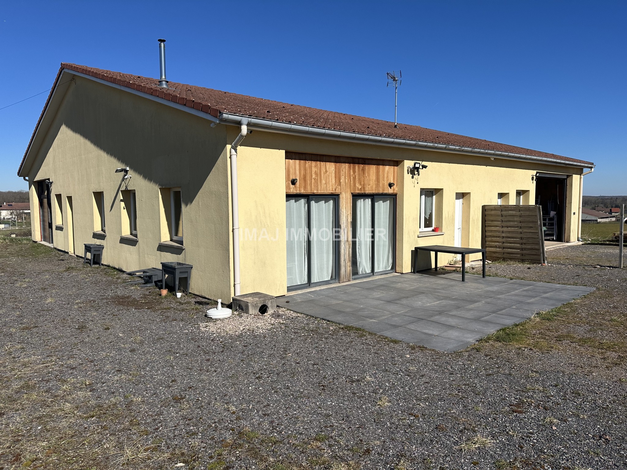 Bâtiment et Appartement — photo 2