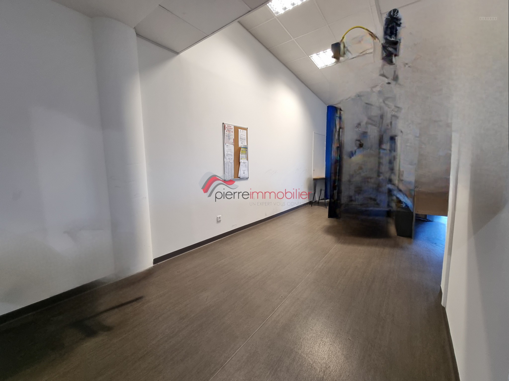 LOCAUX / BUREAUX 90 m2 EN Z.I. — photo 5