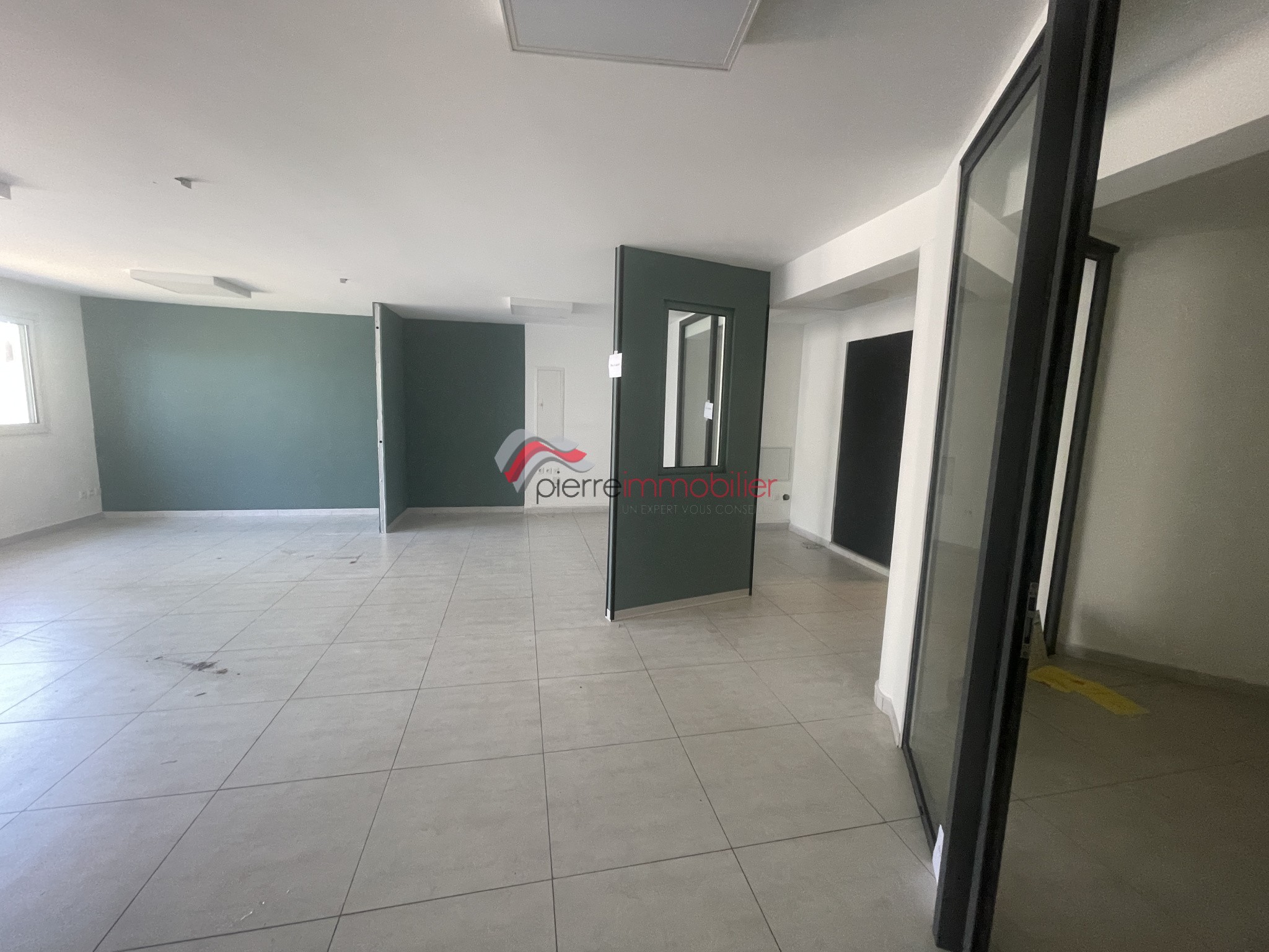 Local professionnel 67 m2 avec parking   Le Tampon / Trois Mares — photo 4