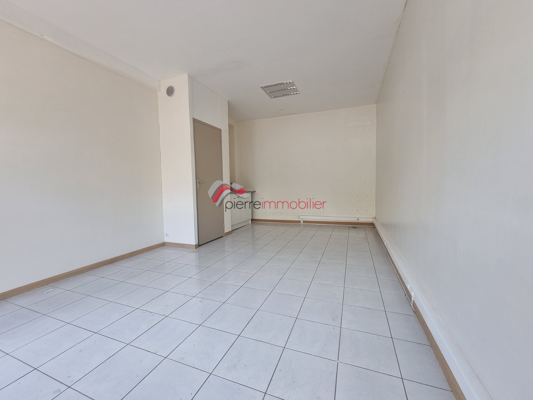 LOCAL 22m2 AVEC PARKING TT CHARGES COMPRISES — photo 2