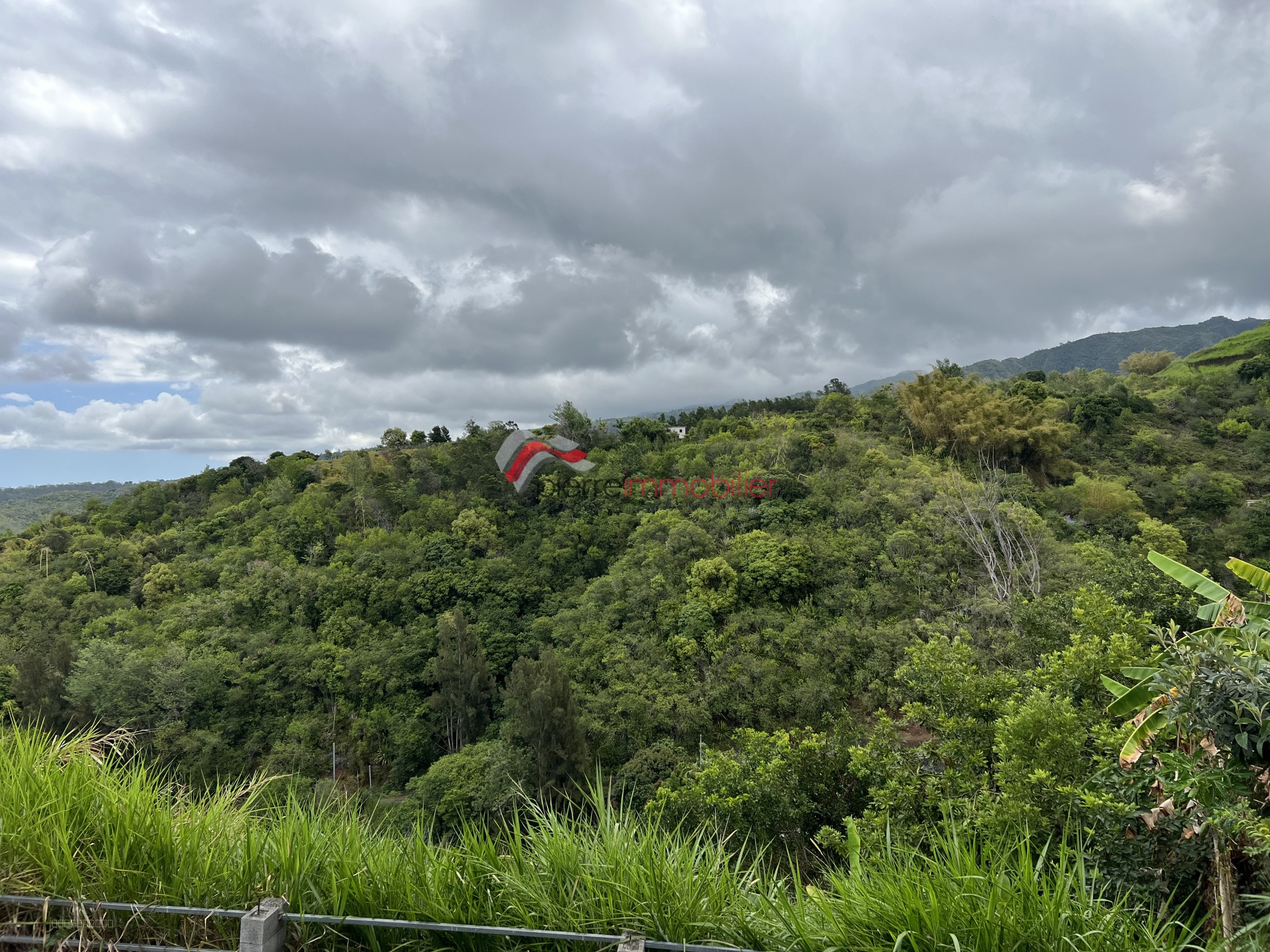 Ensemble immobilier à rénover avec vue montagne à L’Entre-Deux   Fort potentiel locatif — photo 2