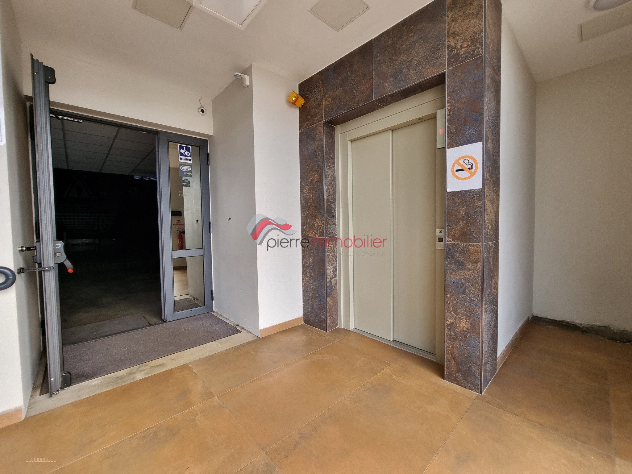 LOCAL 950 m2 EN ZI — photo 8