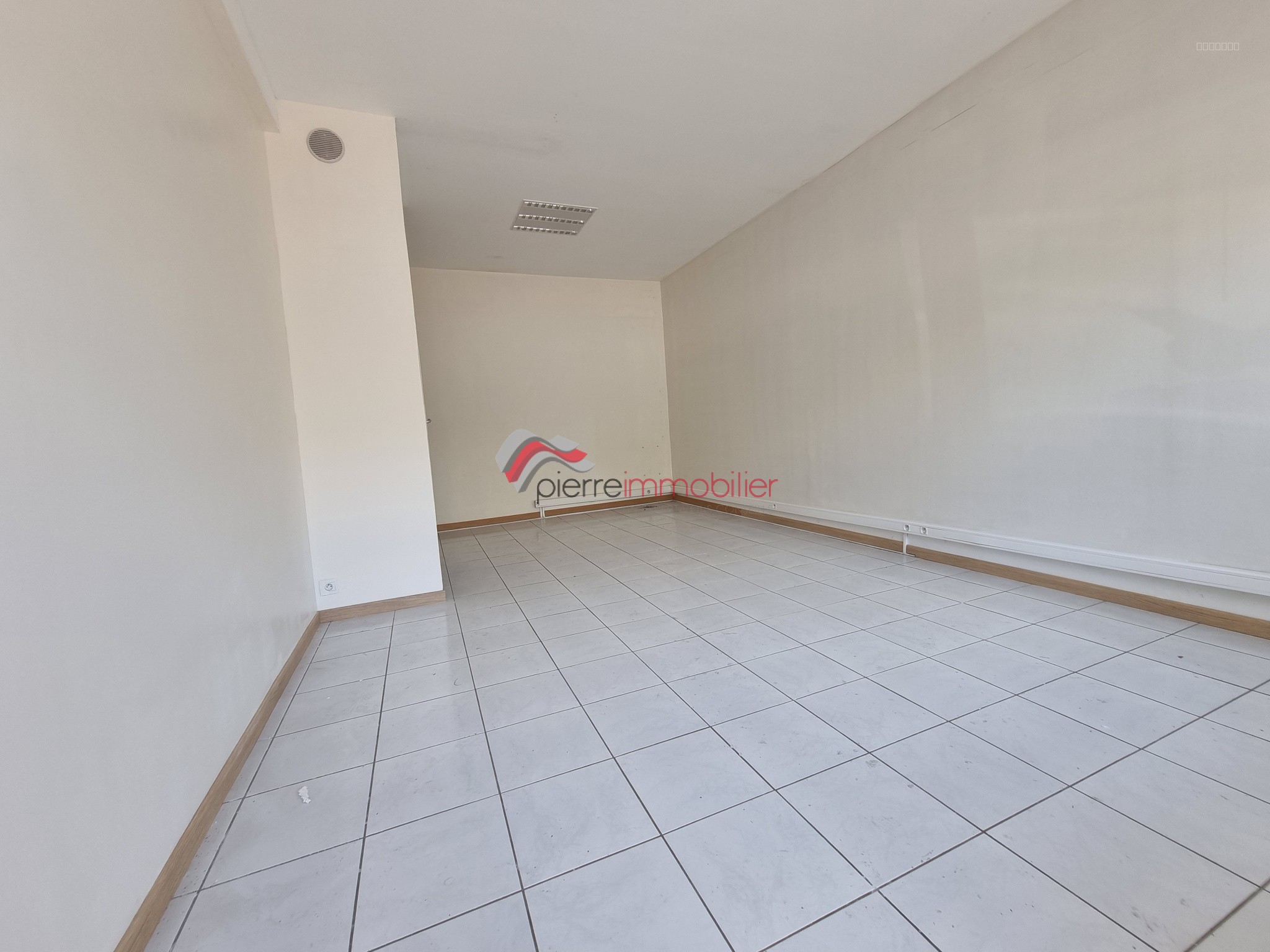 LOCAL 22m2 AVEC PARKING TT CHARGES COMPRISES — photo 3