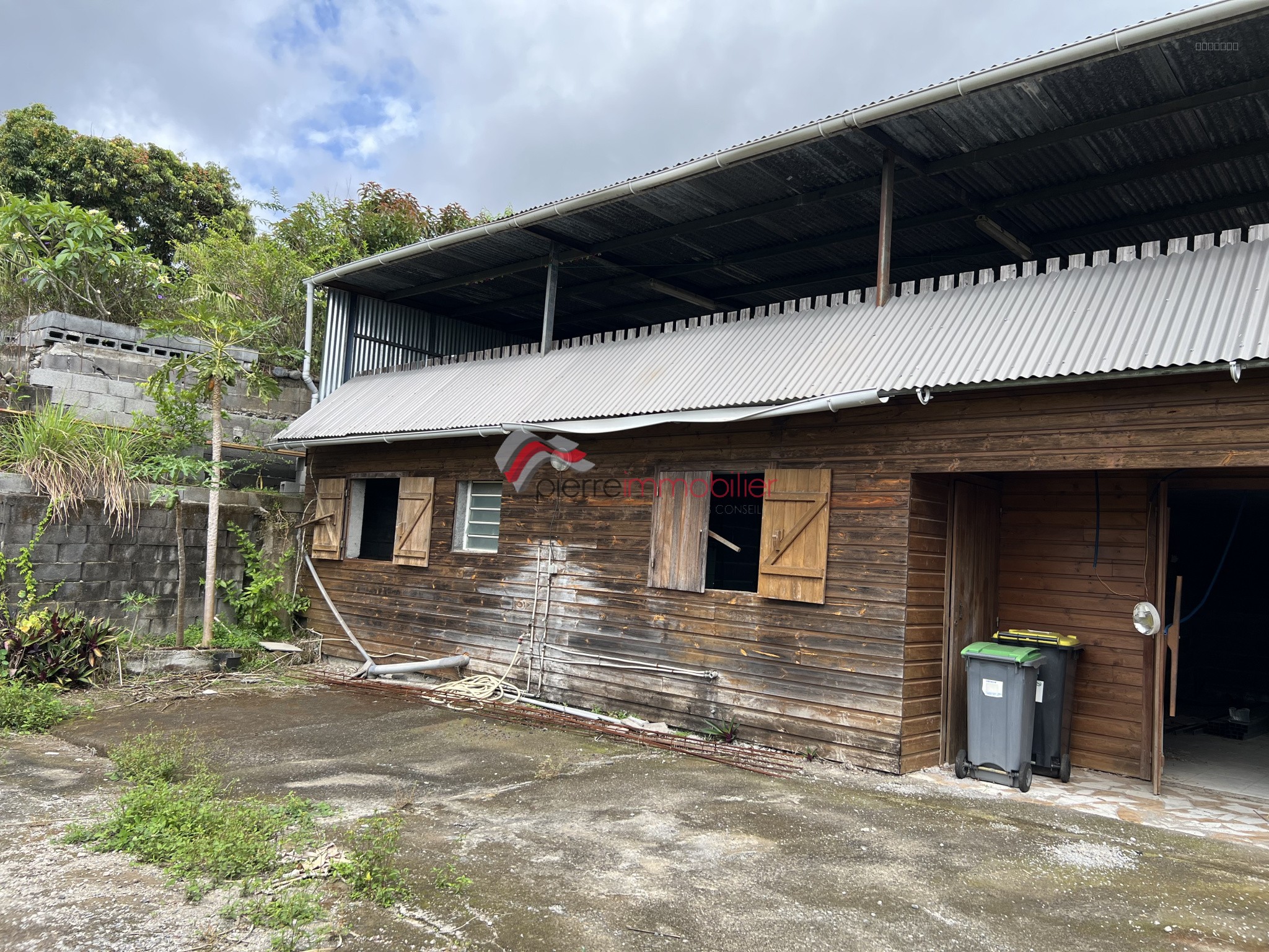 Ensemble immobilier à rénover avec vue montagne à L’Entre-Deux   Fort potentiel locatif — photo 3
