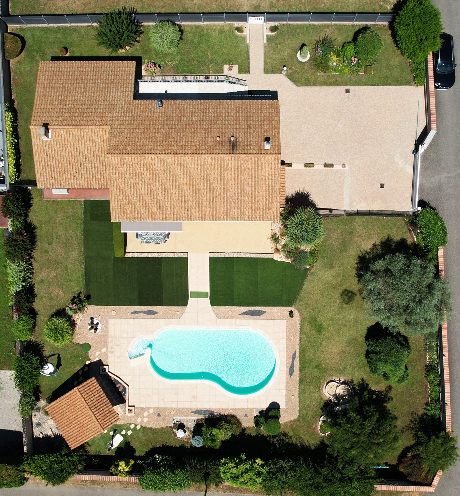 Maison avec sous-sol, piscine et terrain arboré. — photo 10
