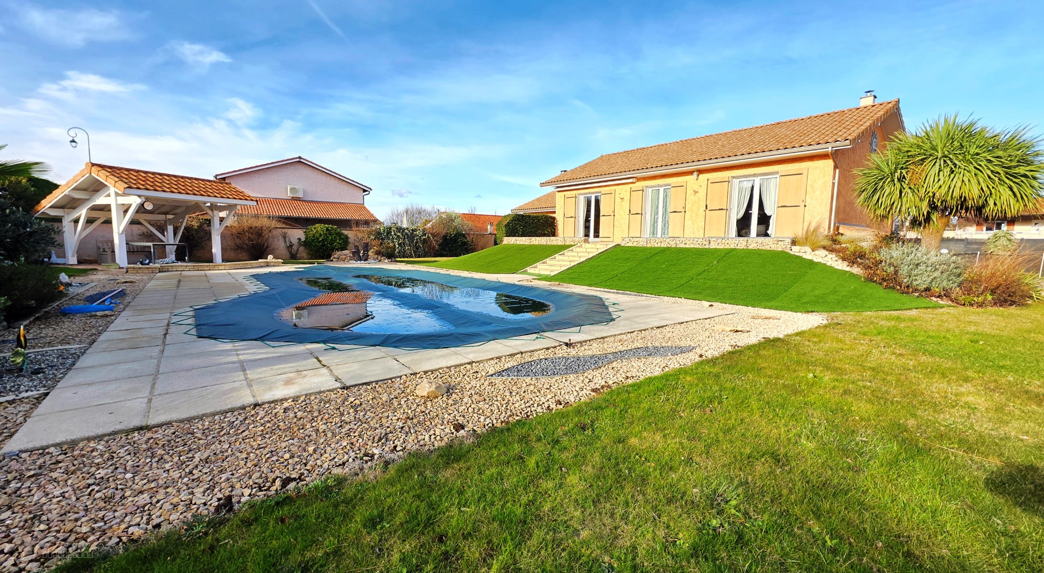 Maison avec sous-sol, piscine et terrain arboré. — photo 2