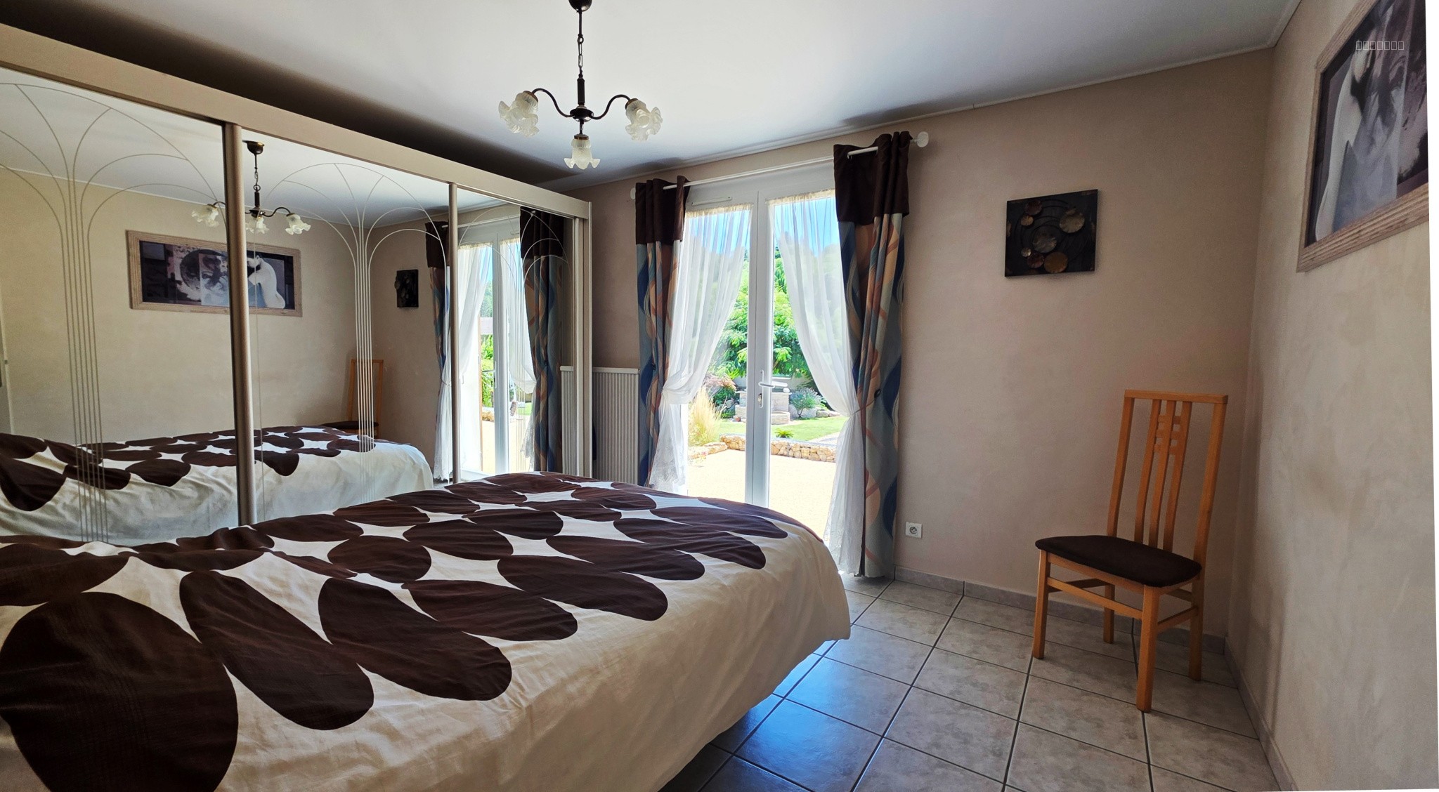 Maison avec sous-sol, piscine et terrain arboré. — photo 7