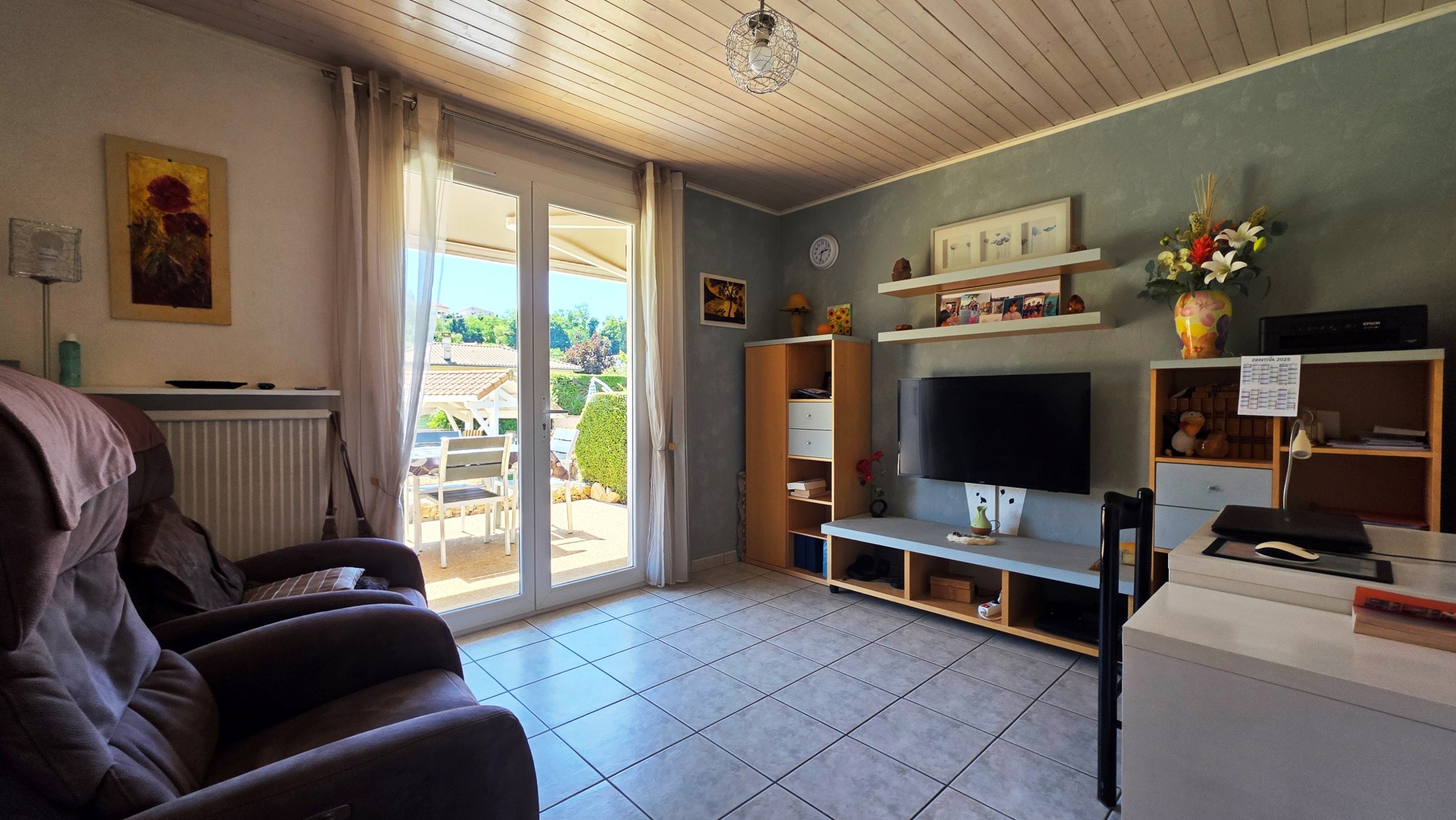 Maison avec sous-sol, piscine et terrain arboré. — photo 8