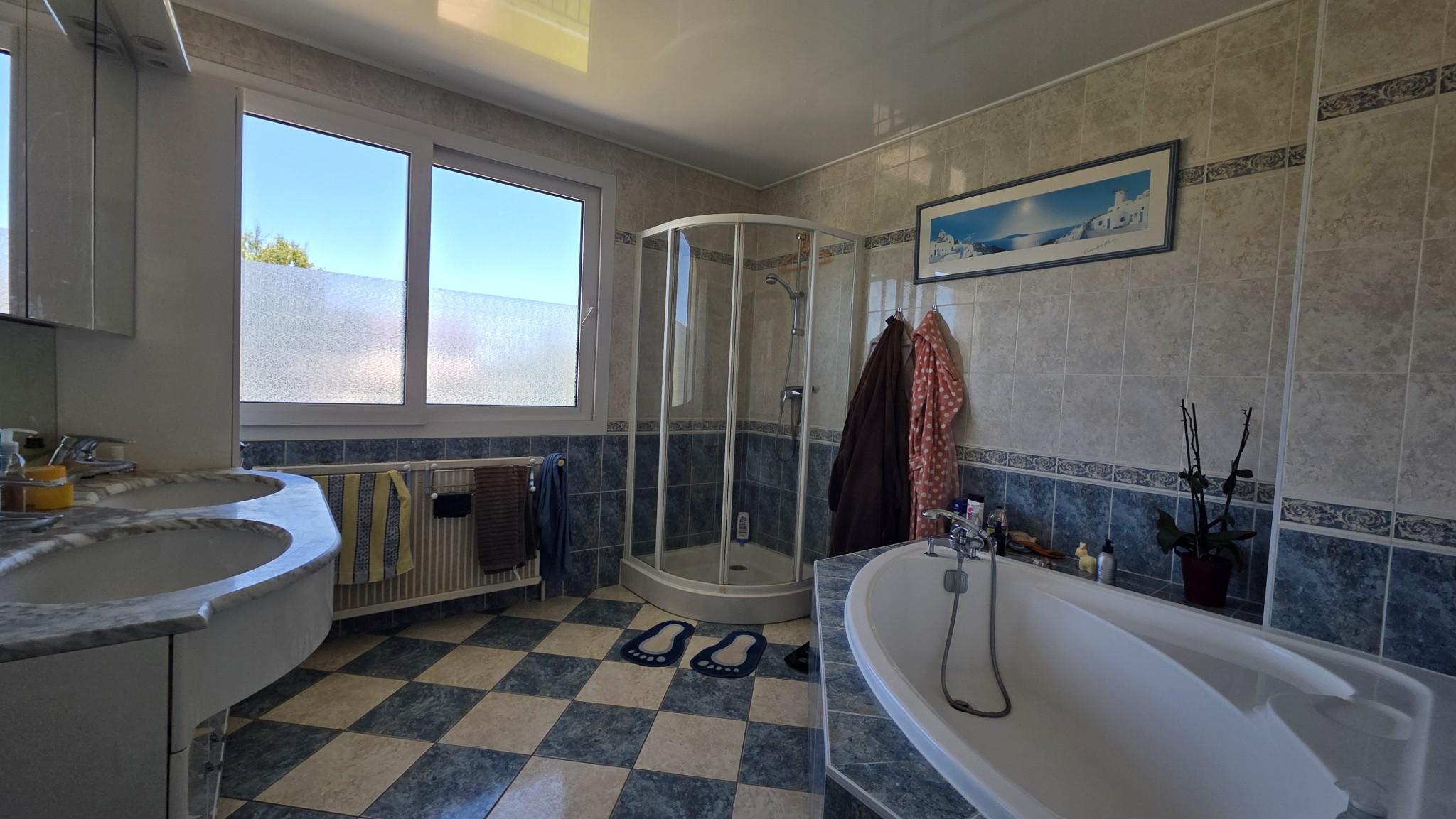 Maison avec sous-sol, piscine et terrain arboré. — photo 9