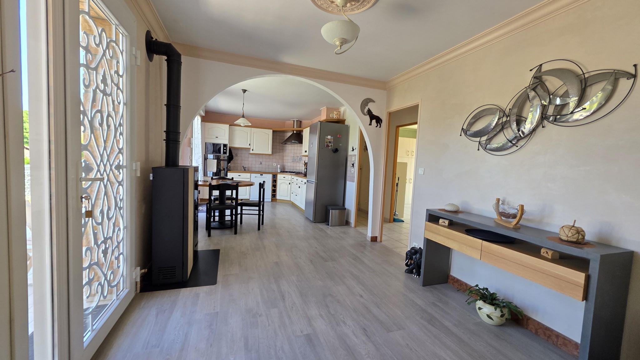 Maison avec sous-sol, piscine et terrain arboré. — photo 6