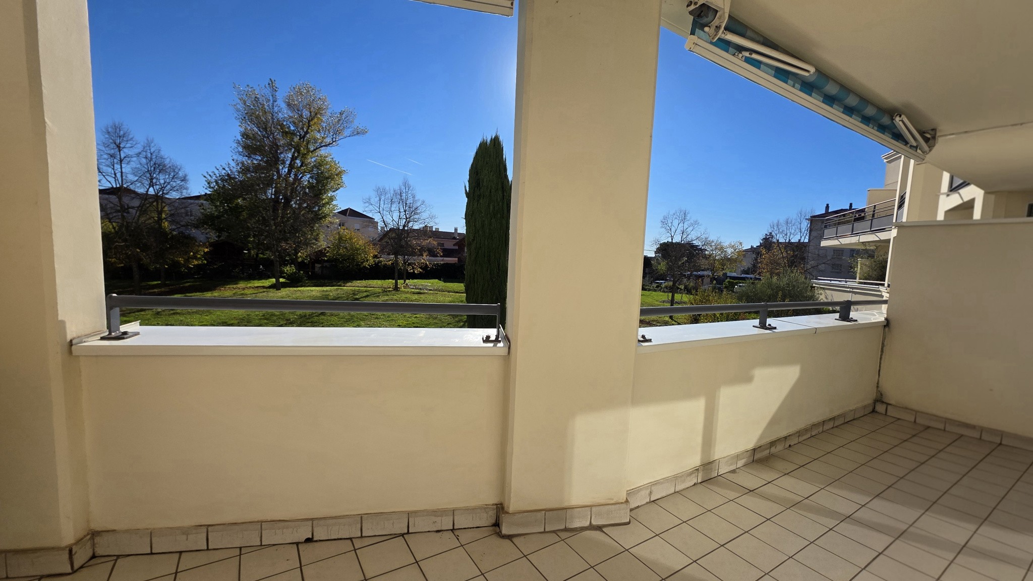 Résidence sécurisée et verdoyante   Appartement 4 pièces avec terrasse, balcon, cave, garage et stationnement — photo 13
