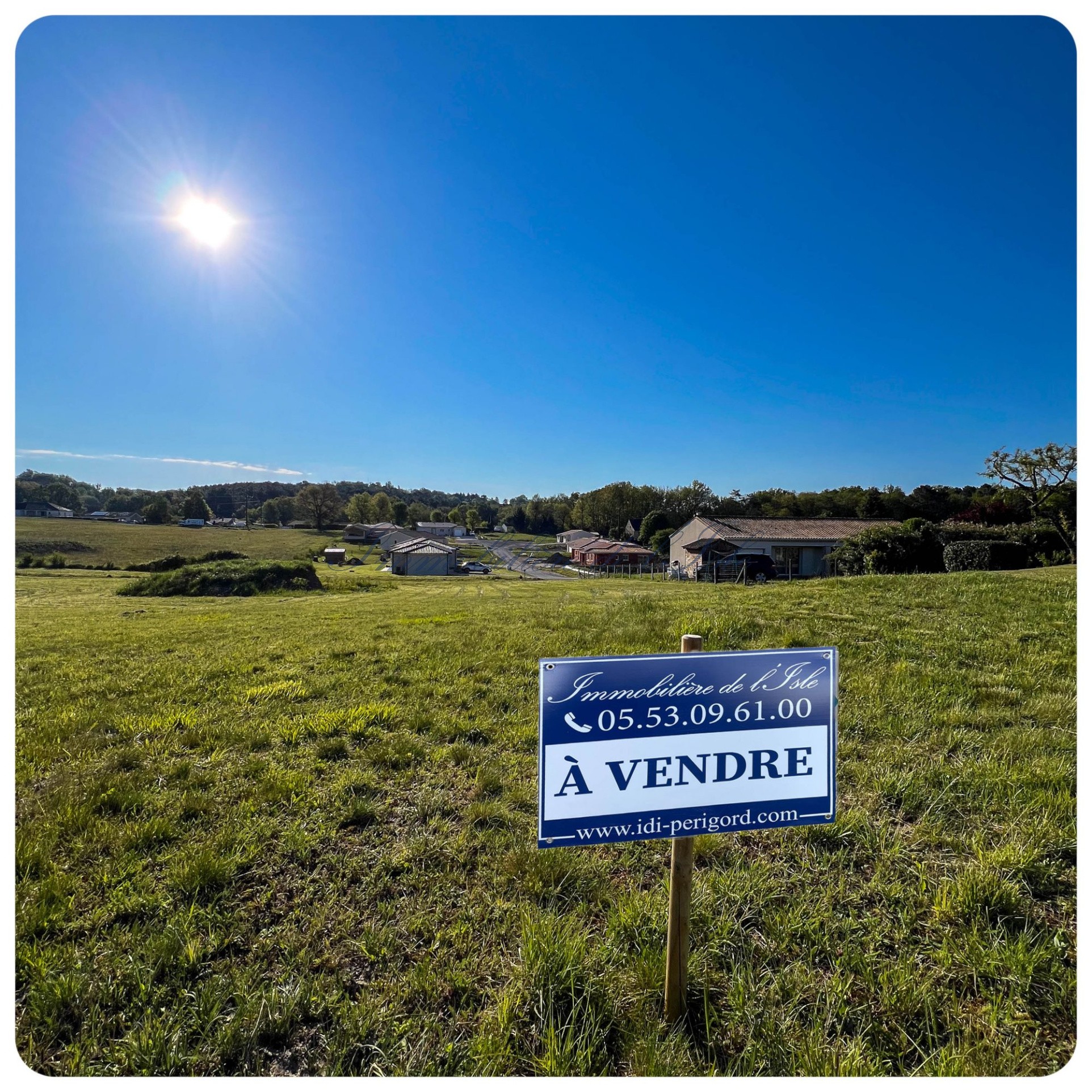 CHAMPCEVINEL - TERRAIN CONSTRUCTIBLE, VIABILISÉ ET PLAT — photo 1
