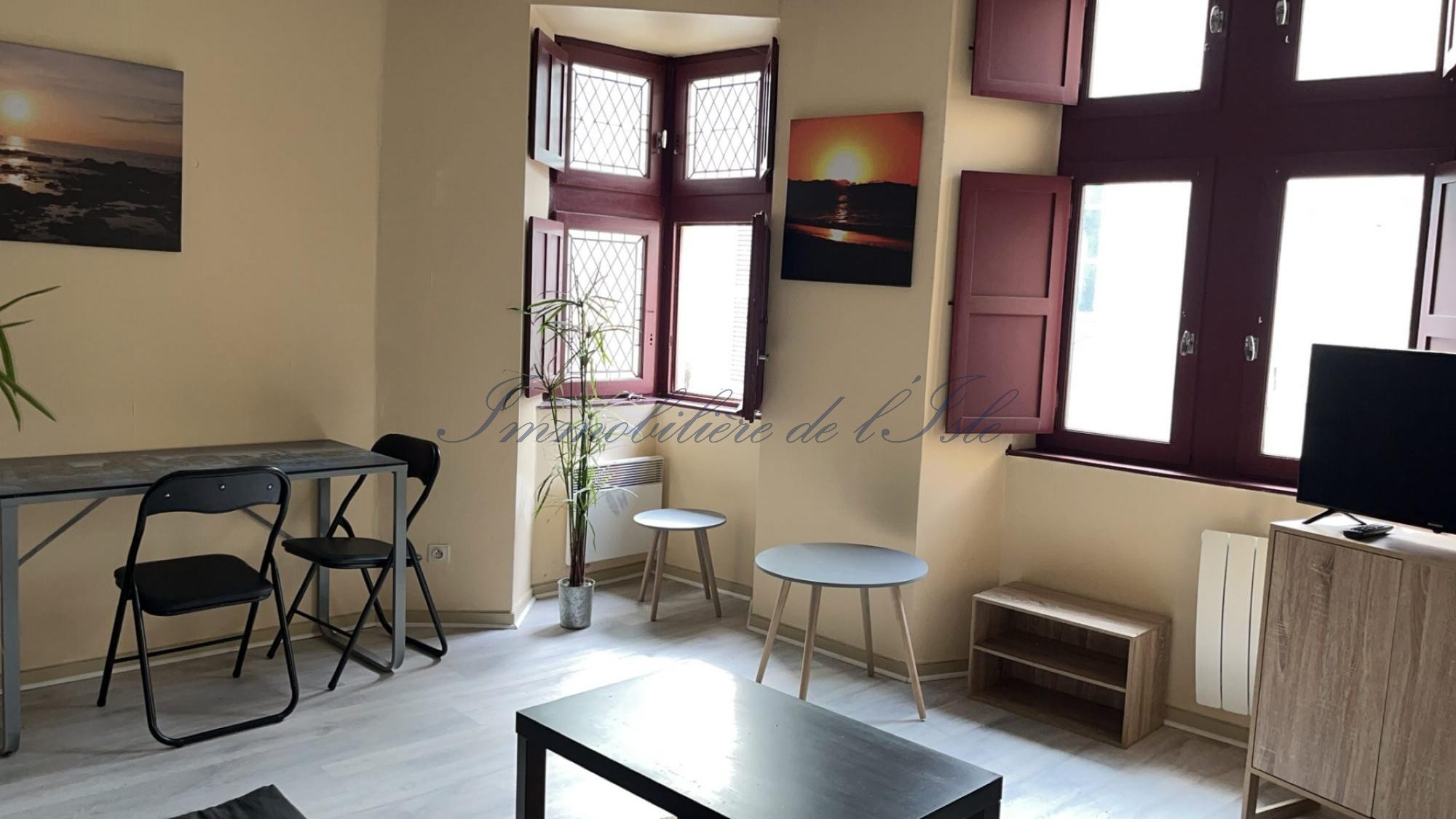 STUDIO DE CARACTERE LUMINEUX AVEC COMBLES — photo 5