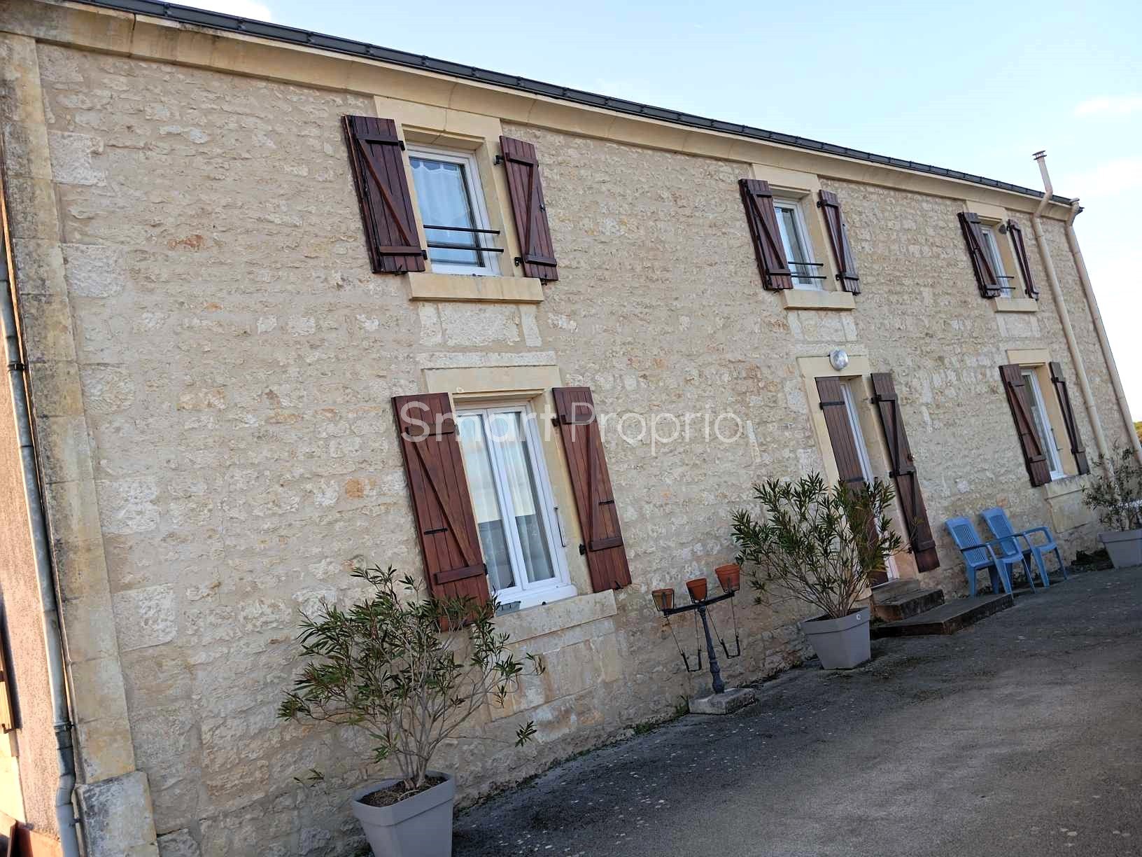 Ensemble immobilier maison avec locataires en place, 390 m2 de batiments proche Fontenay le Comte — photo 2