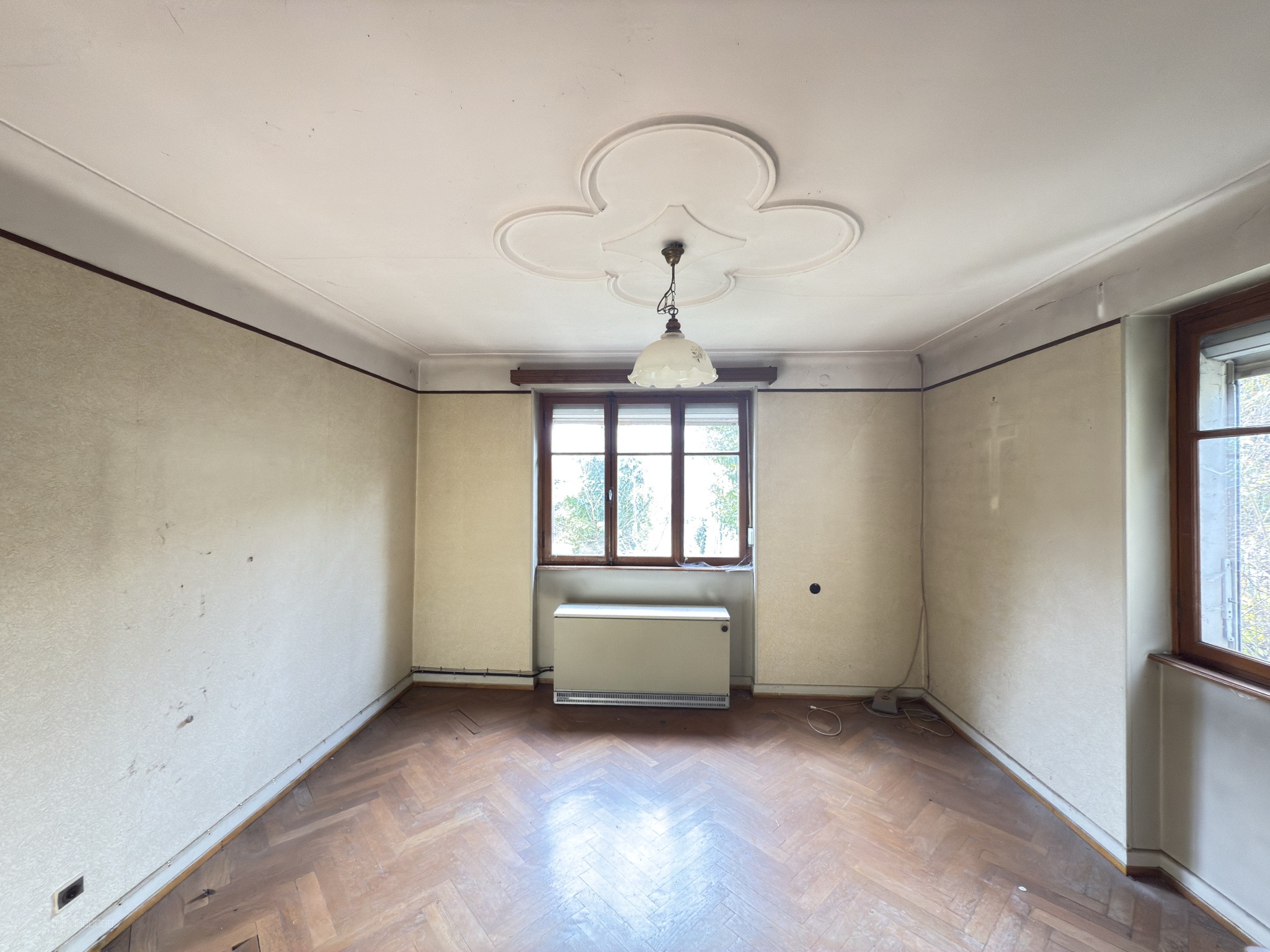 MAISON INDIVIDUELLE DE 125 m2 - 6 PIECES - A RENOVER — photo 2