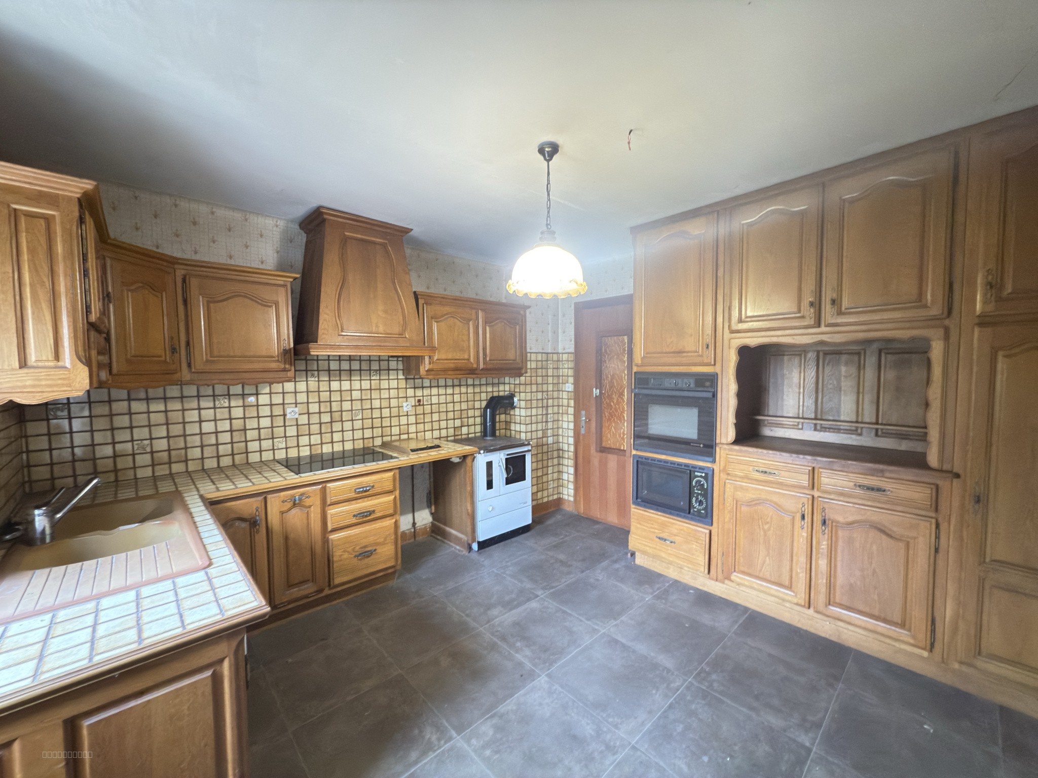 MAISON INDIVIDUELLE DE 125 m2 - 6 PIECES - A RENOVER — photo 4