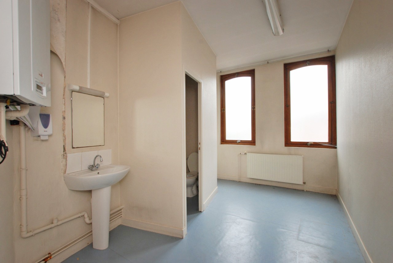 Immeuble Anciennement à usage Commercial — photo 12
