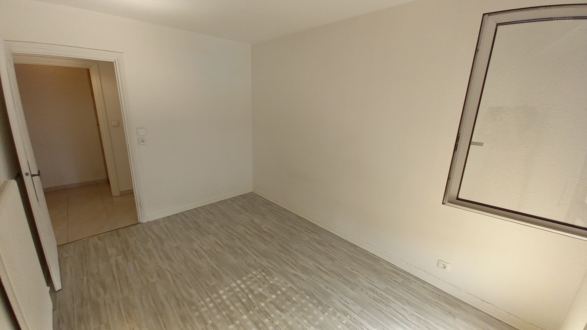 RESIDENCE DES  PRES FLEURIS -  DERNIER ETAGE TRAVERSANT — photo 13