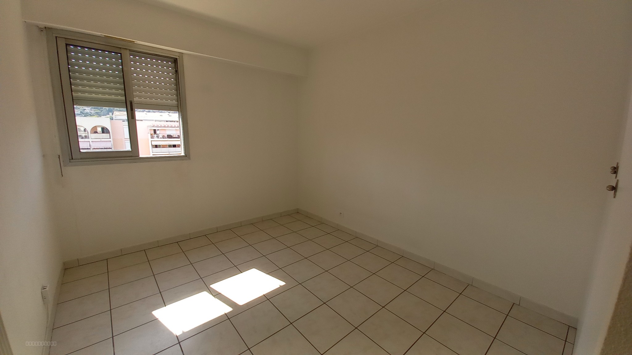RESIDENCE DES  PRES FLEURIS -  DERNIER ETAGE TRAVERSANT — photo 10