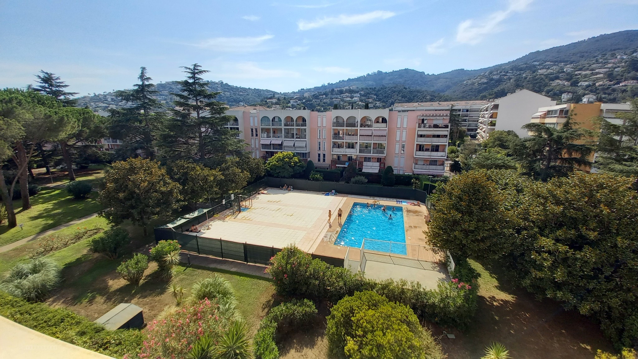 RESIDENCE DES  PRES FLEURIS -  DERNIER ETAGE TRAVERSANT — photo 2