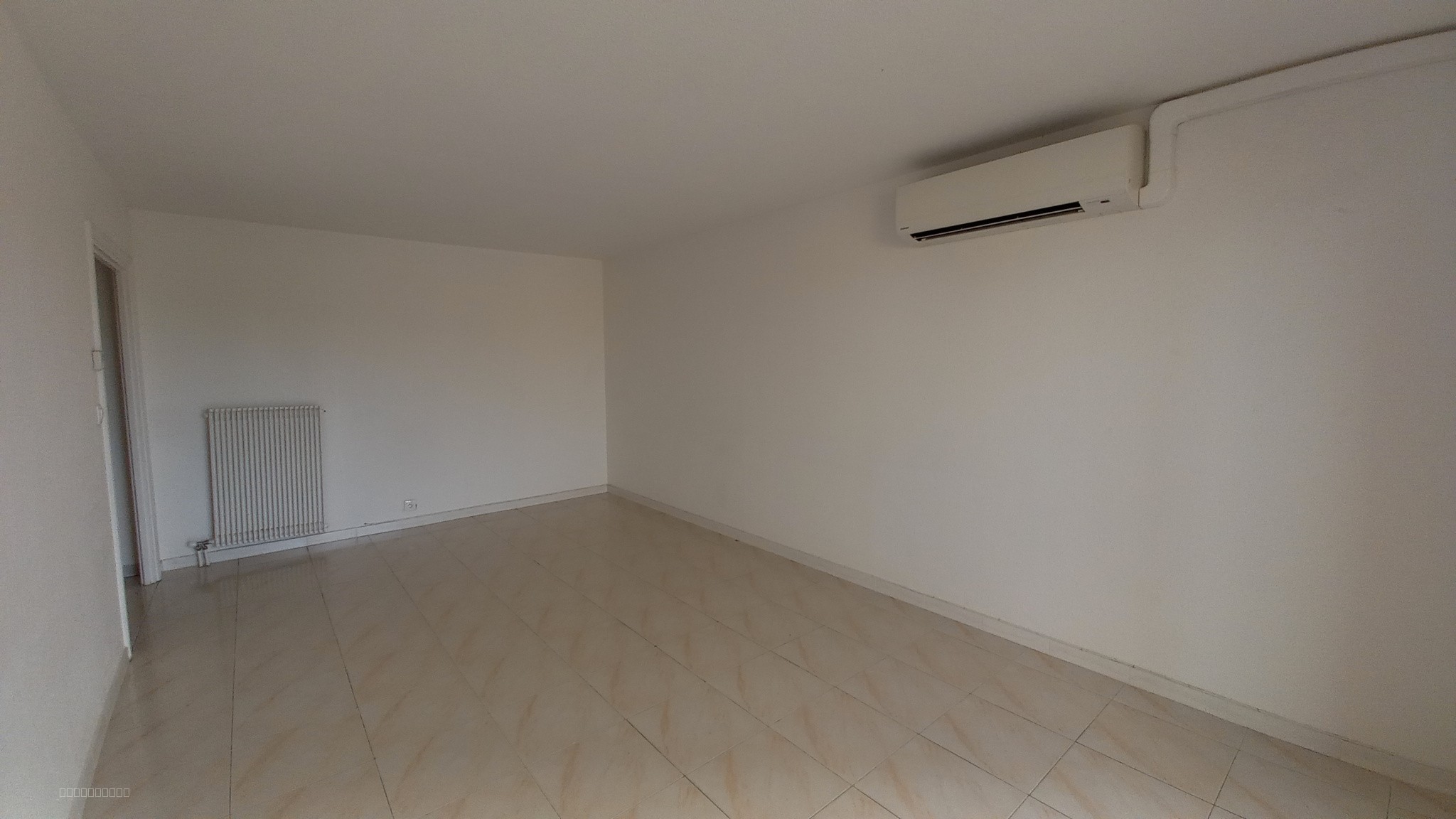 RESIDENCE DES  PRES FLEURIS -  DERNIER ETAGE TRAVERSANT — photo 8