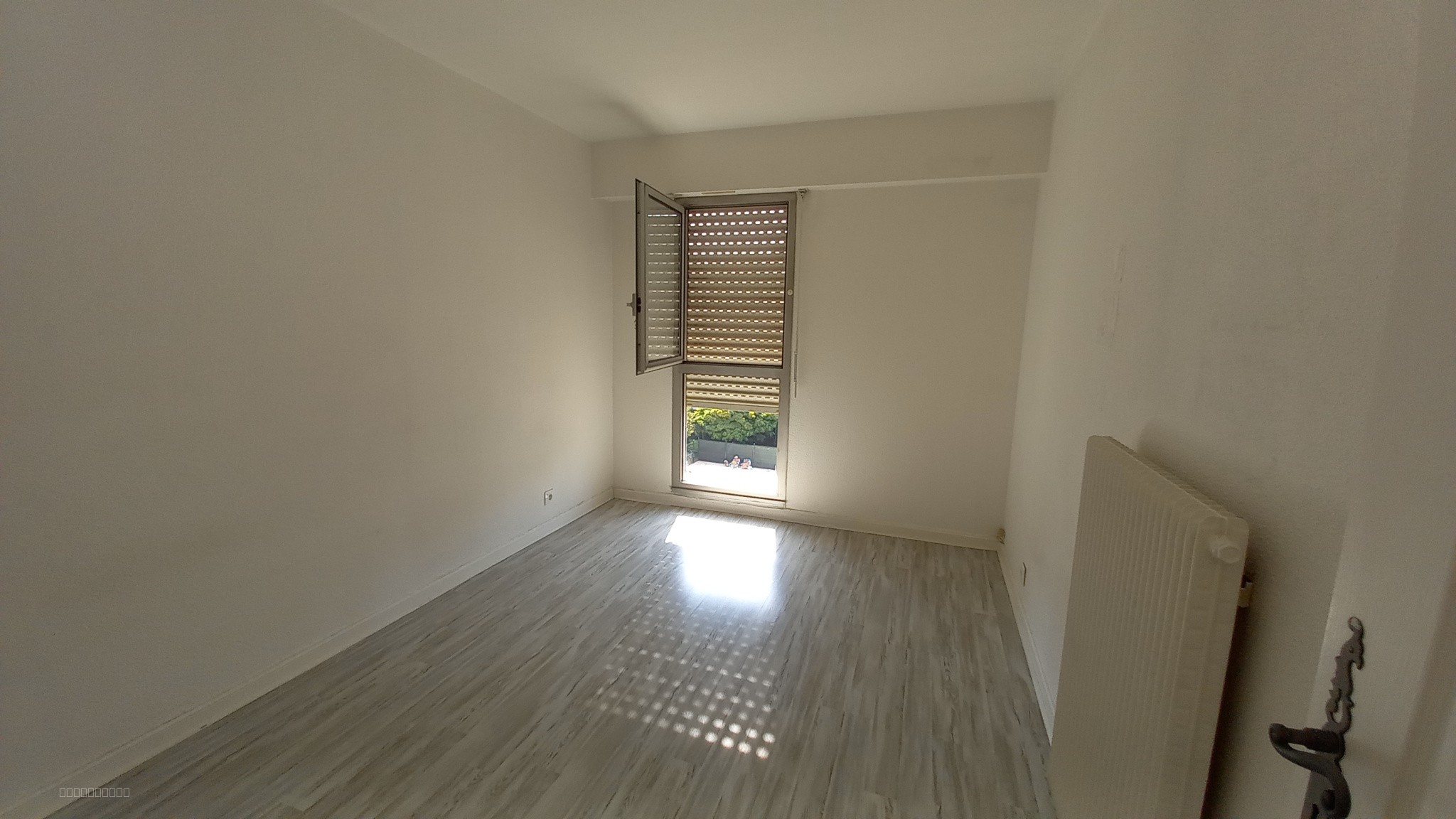 RESIDENCE DES  PRES FLEURIS -  DERNIER ETAGE TRAVERSANT — photo 12