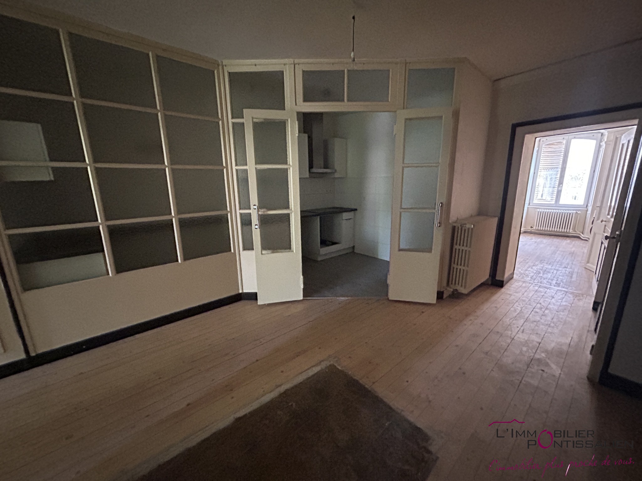 PONTARLIER - HYPER CENTRE : APPARTEMENT DE CARACTERE DE TYPE 3 A RENOVER AVEC JARDIN ET CAVE — photo 4