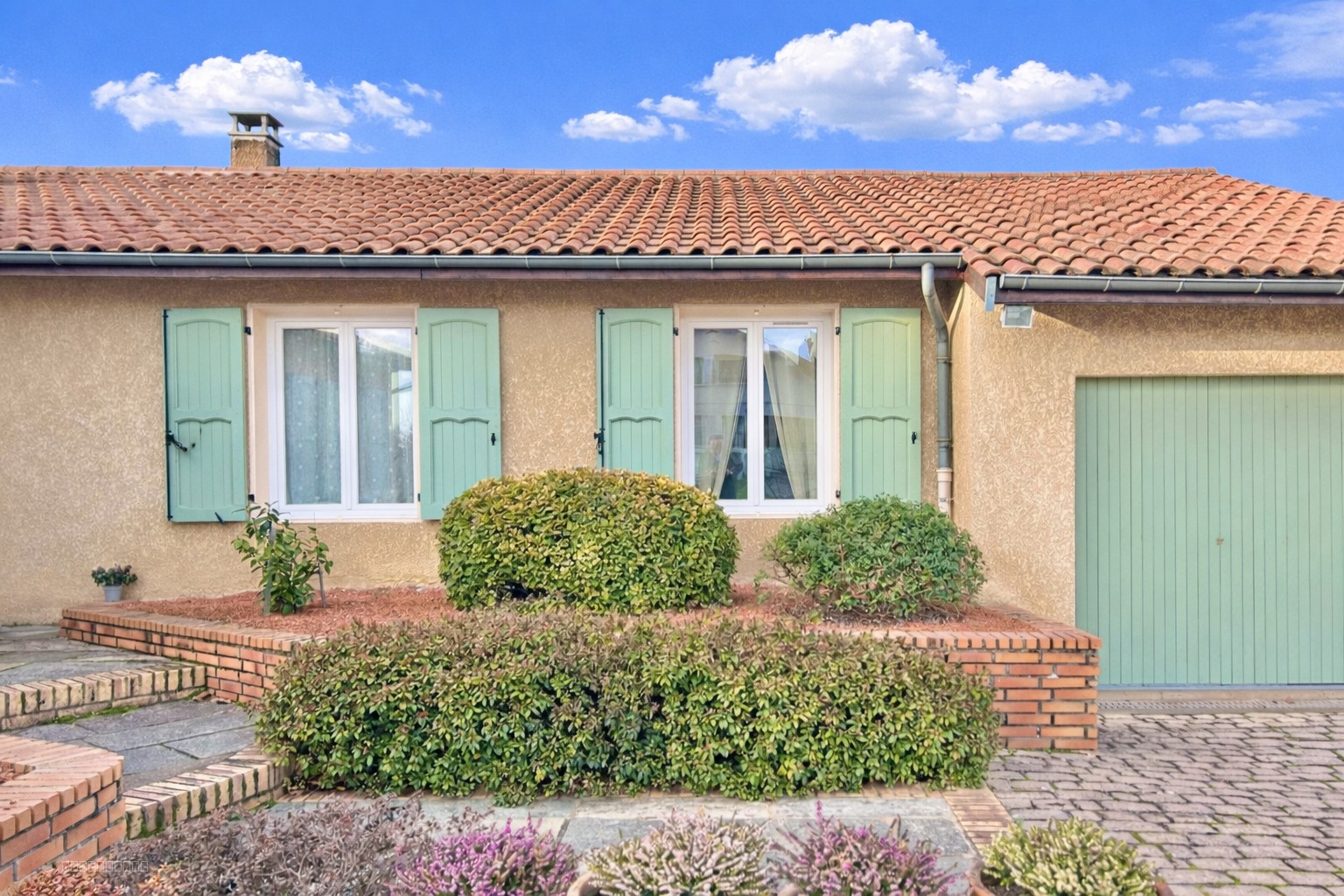 MAISON DE PLAIN PIED 160 m2 DANS VILLAGE RESIDENTIEL PROCHE DE LYON — photo 2