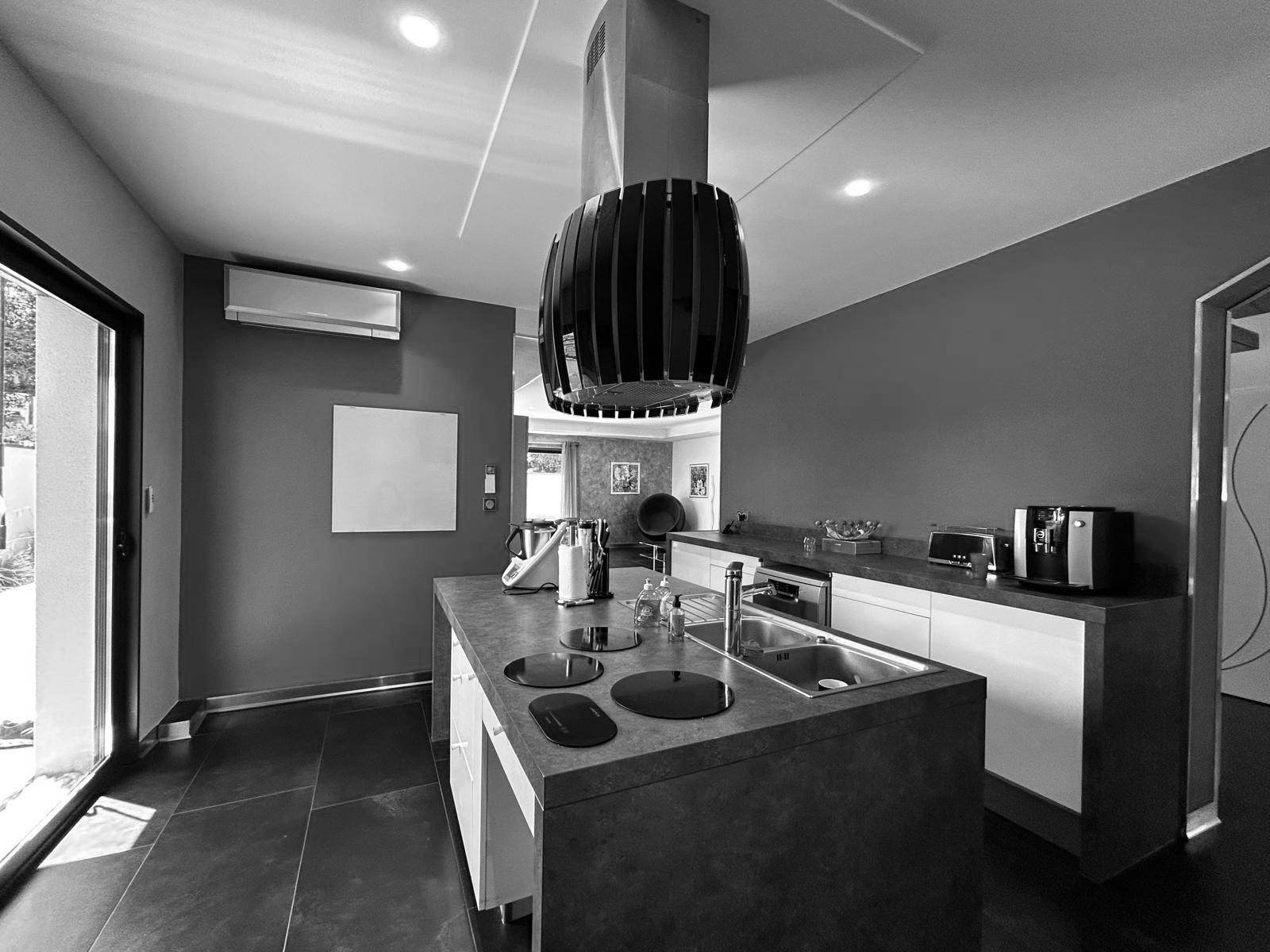 VILLA CONTEMPORAINE AVEC PISCINE DANS SECTEUR RESIDENTIEL — photo 11