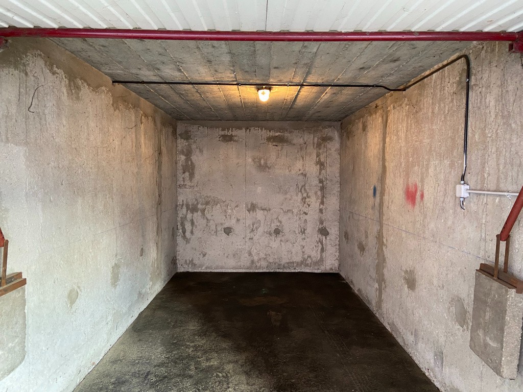 BOX FERME A LOUER A OULLINS - PROCHE METRO B — photo 3