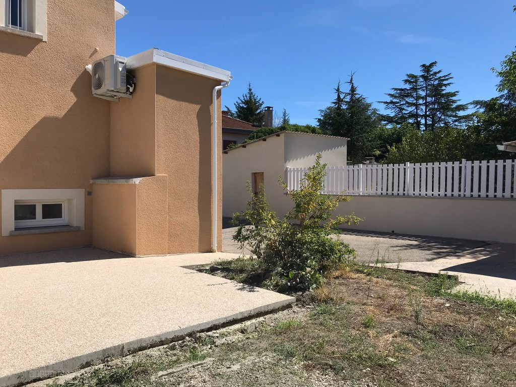 Maison entièrement rénovée avec jardin et garage — photo 2