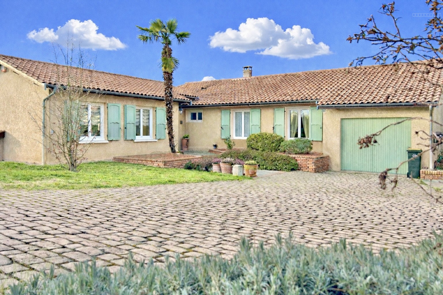 MAISON DE PLAIN PIED 160 m2 DANS VILLAGE RESIDENTIEL PROCHE DE LYON — photo 3