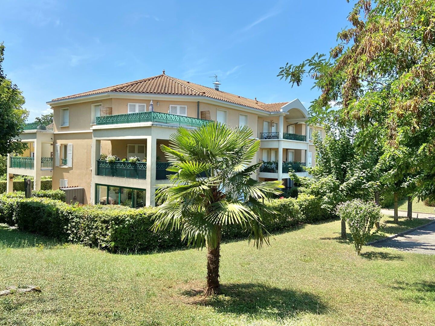 T2 TERRASSE + GARAGE + PARKING PRIVATIF DANS RESIDENCE DE STANDING A VOURLES — photo 2