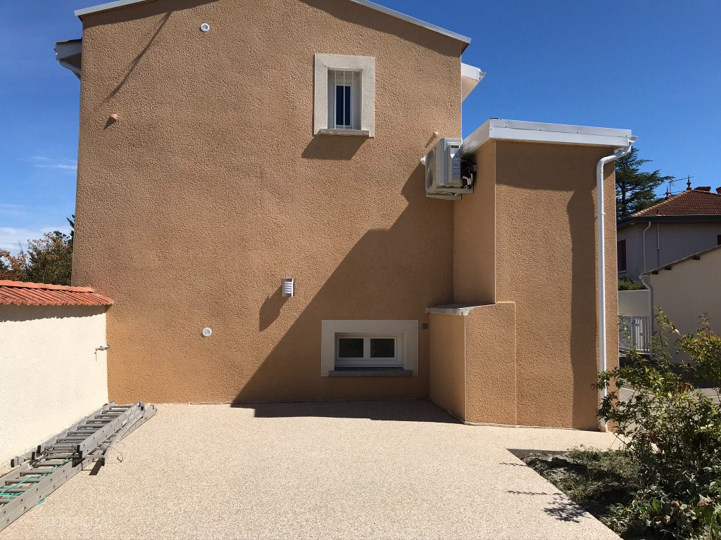 Maison entièrement rénovée avec jardin et garage — photo 12
