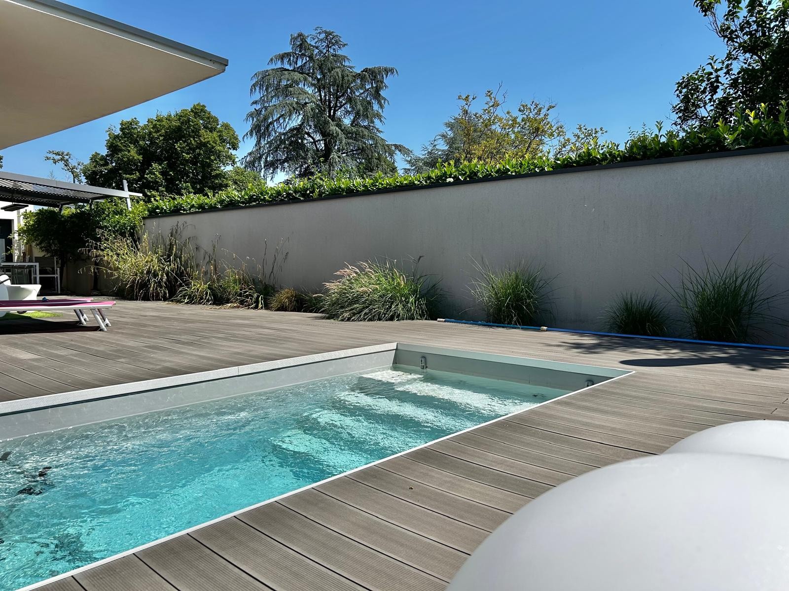 VILLA CONTEMPORAINE AVEC PISCINE DANS SECTEUR RESIDENTIEL — photo 4