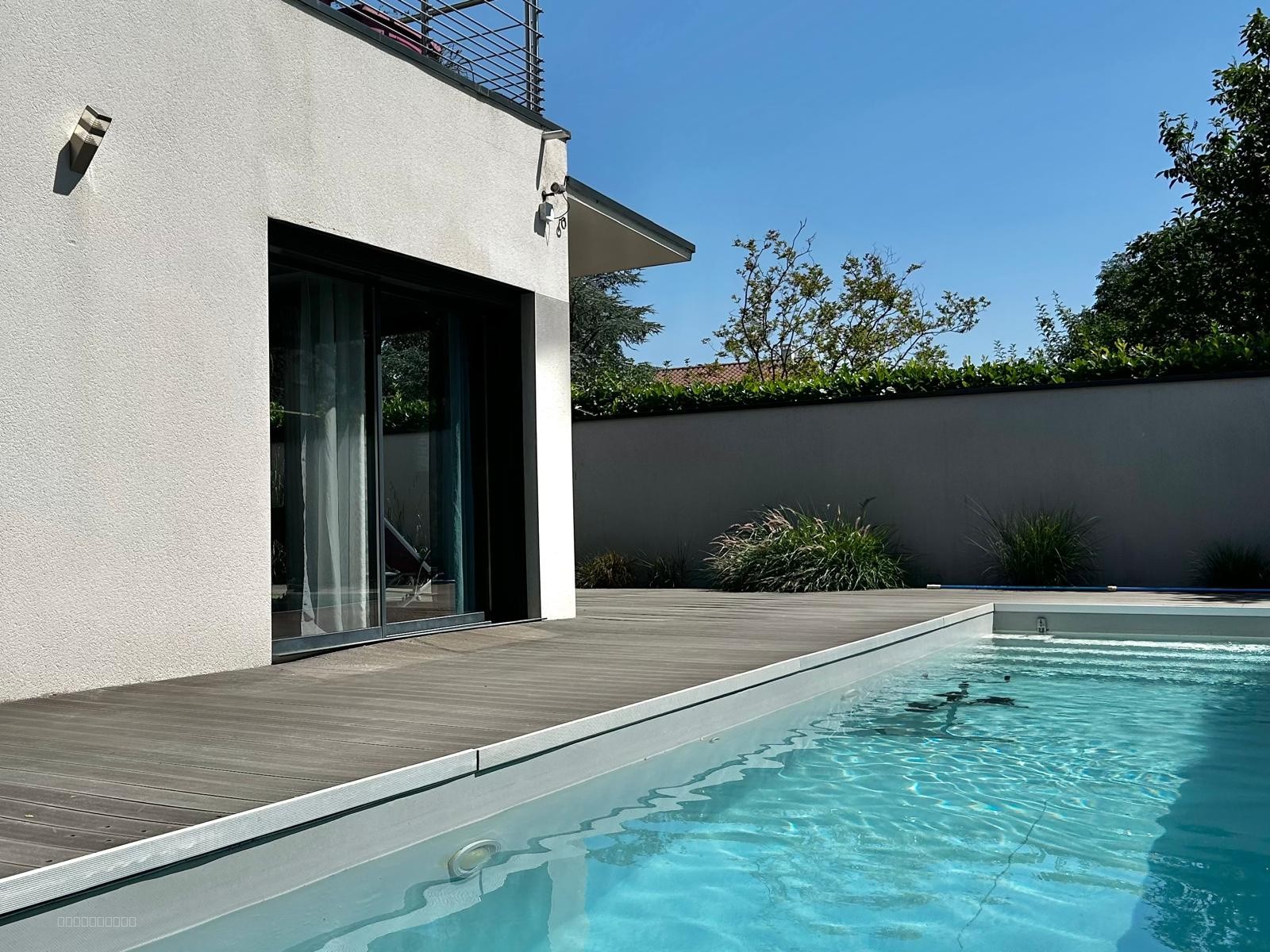VILLA CONTEMPORAINE AVEC PISCINE DANS SECTEUR RESIDENTIEL — photo 2