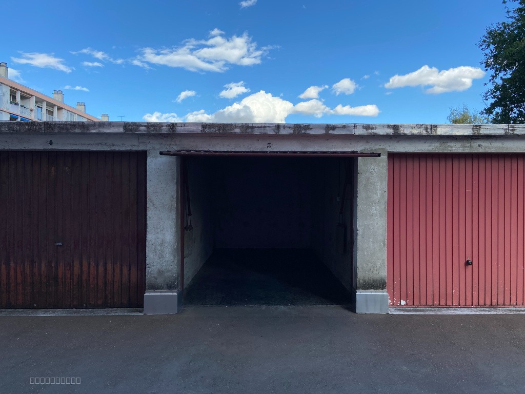 BOX FERME A LOUER A OULLINS - PROCHE METRO B — photo 2