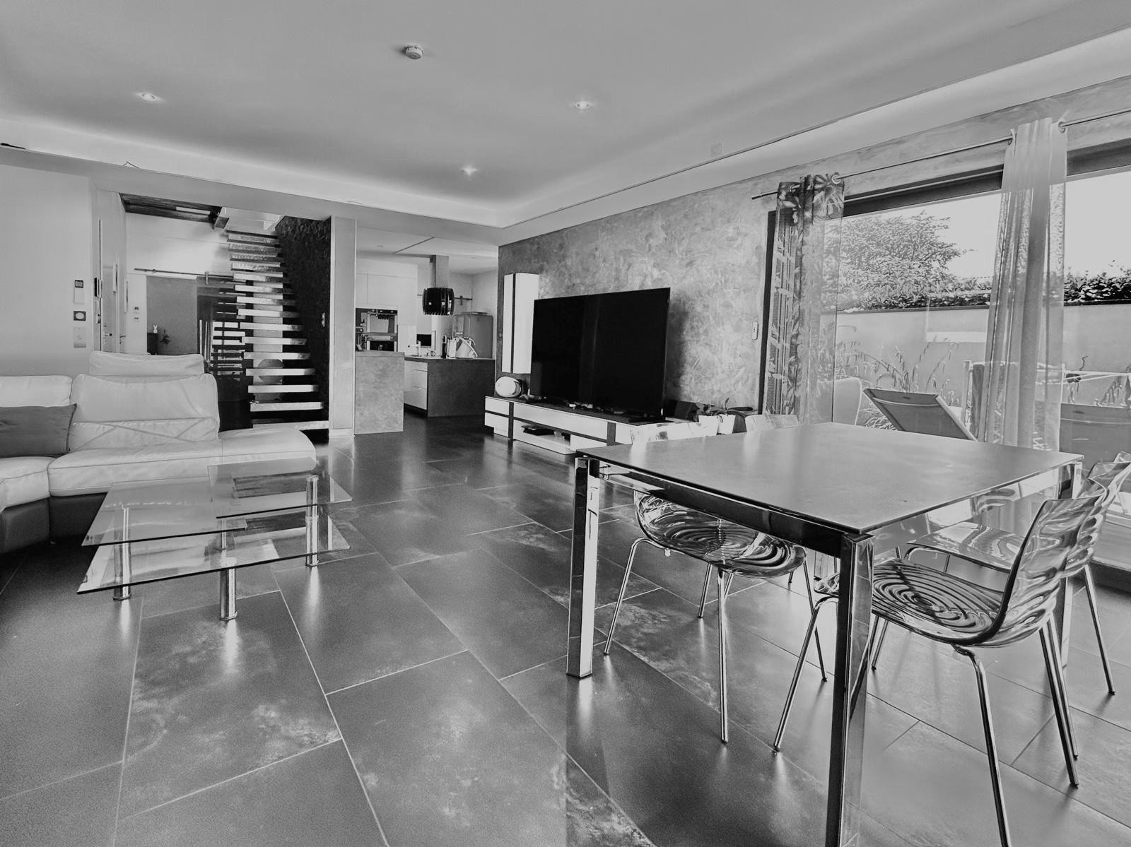 VILLA CONTEMPORAINE AVEC PISCINE DANS SECTEUR RESIDENTIEL — photo 9