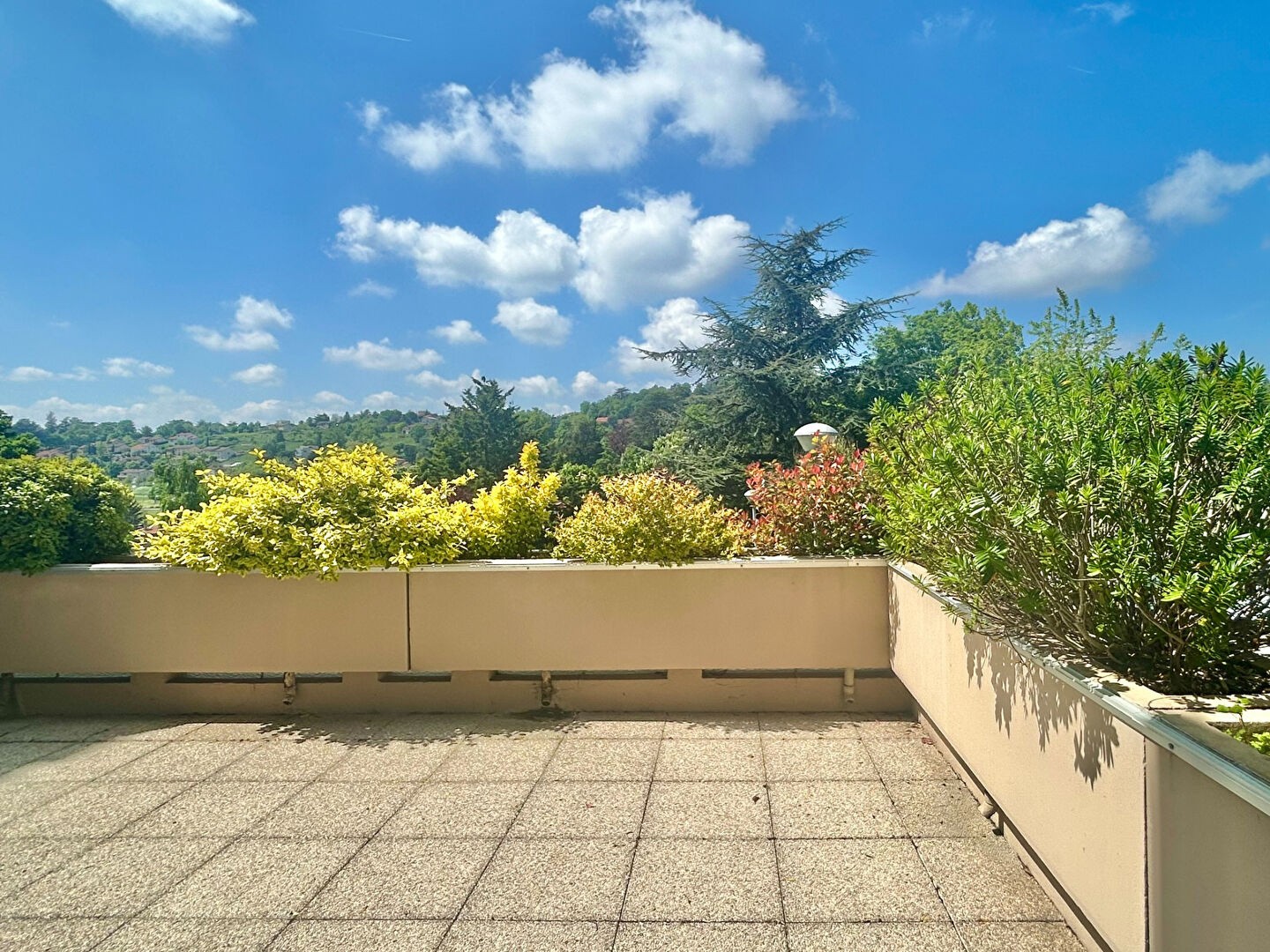 APPARTEMENT AVEC VUE - TERRASSE 45 m2 - PROCHE COMMERCES — photo 3