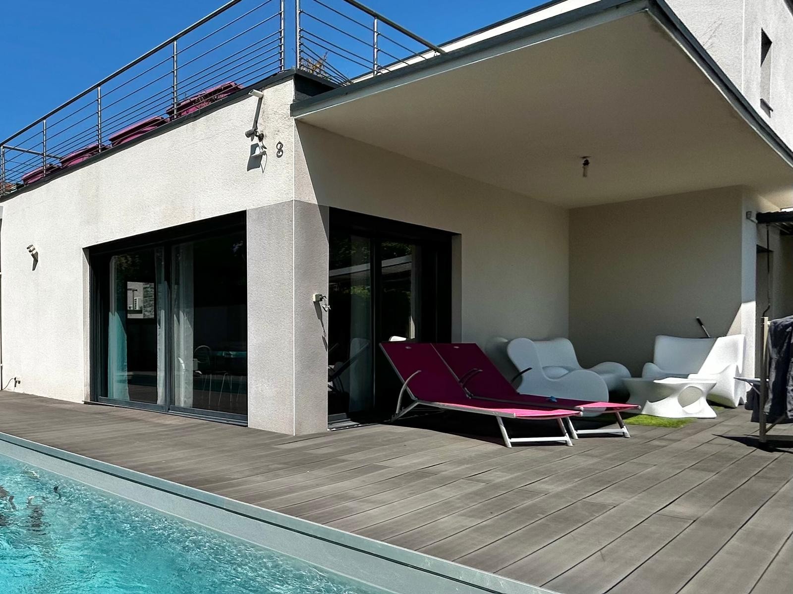 VILLA CONTEMPORAINE AVEC PISCINE DANS SECTEUR RESIDENTIEL — photo 3