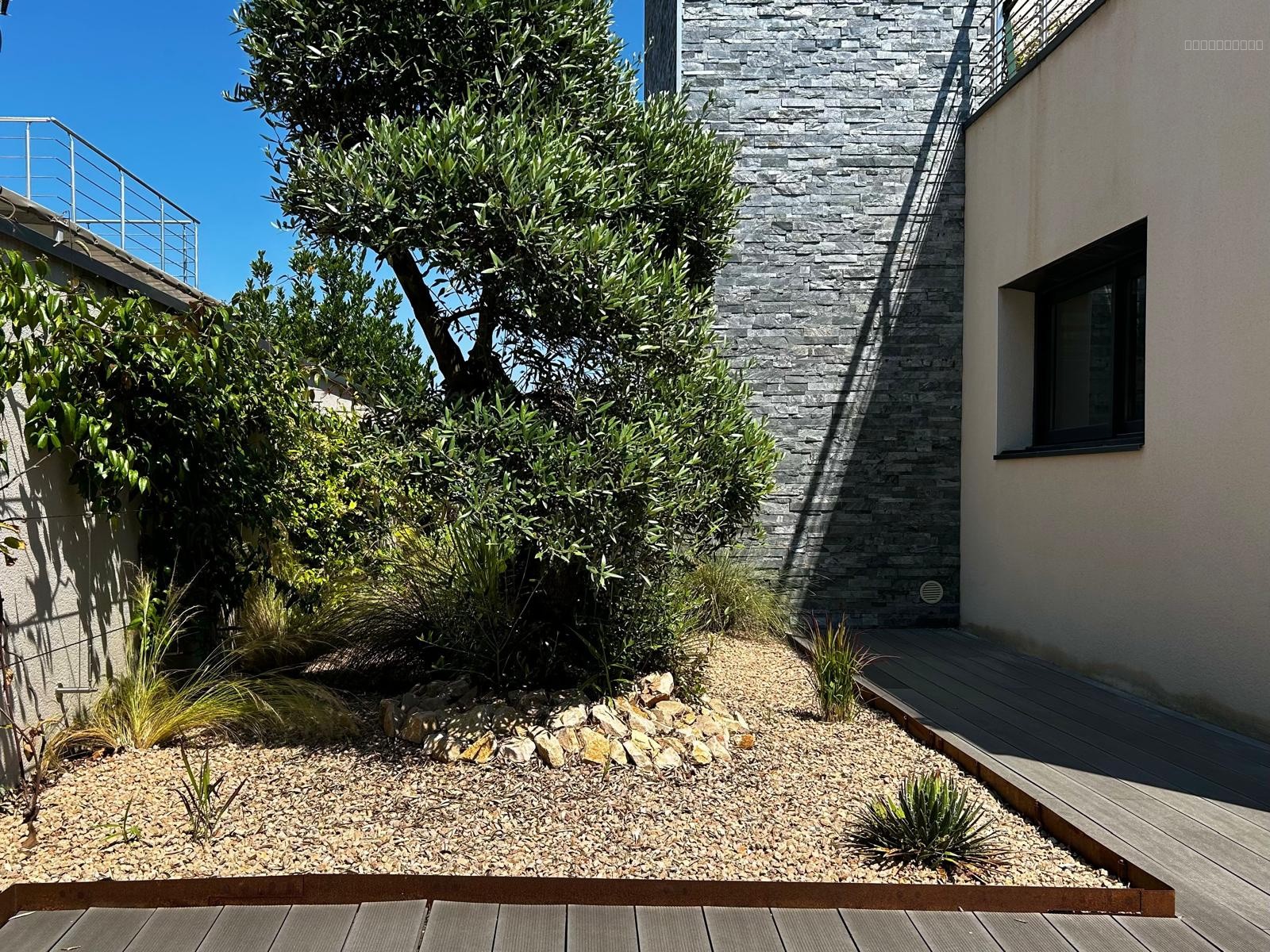 VILLA CONTEMPORAINE AVEC PISCINE DANS SECTEUR RESIDENTIEL — photo 7