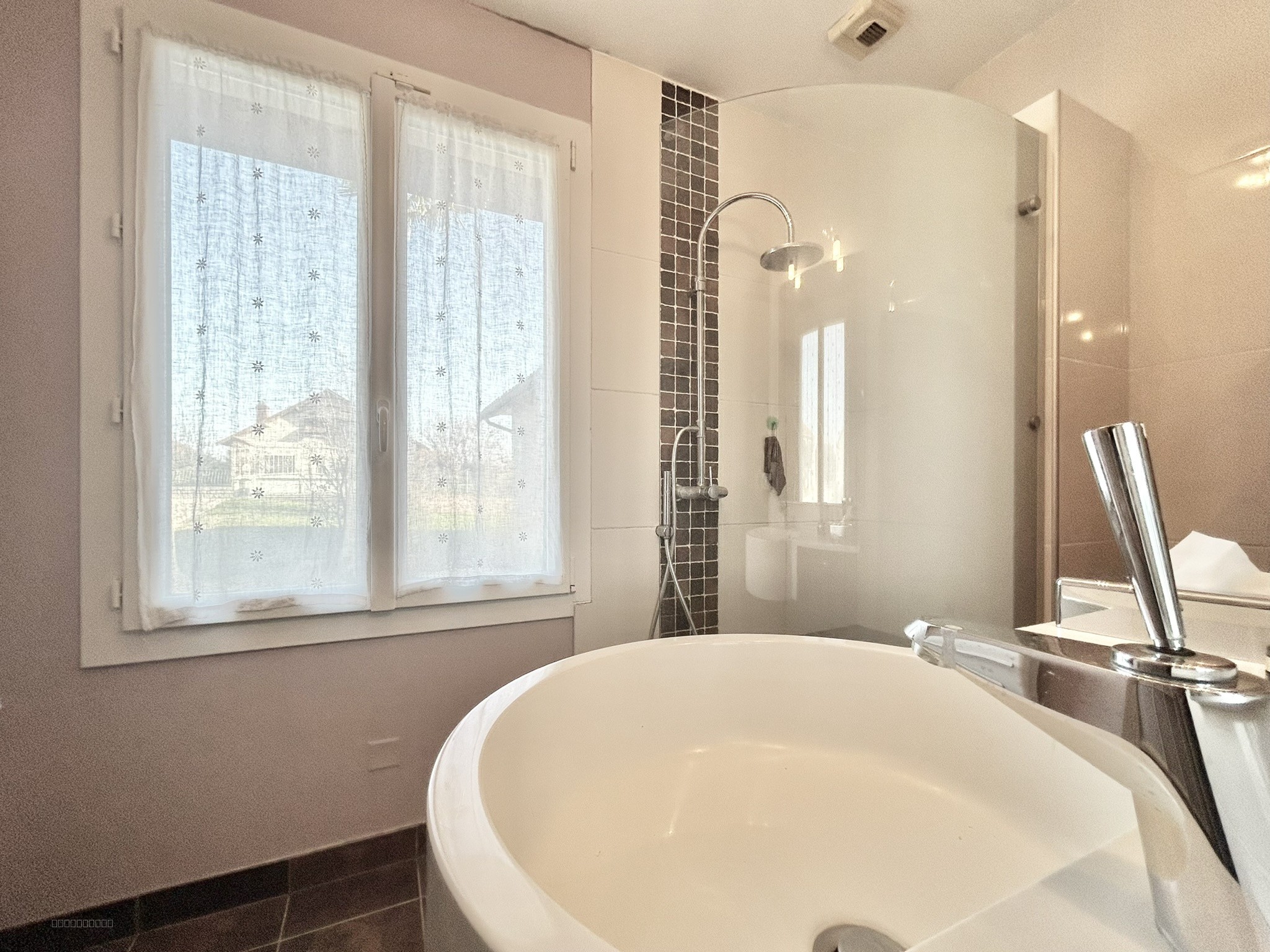 MAISON DE PLAIN PIED 160 m2 DANS VILLAGE RESIDENTIEL PROCHE DE LYON — photo 18