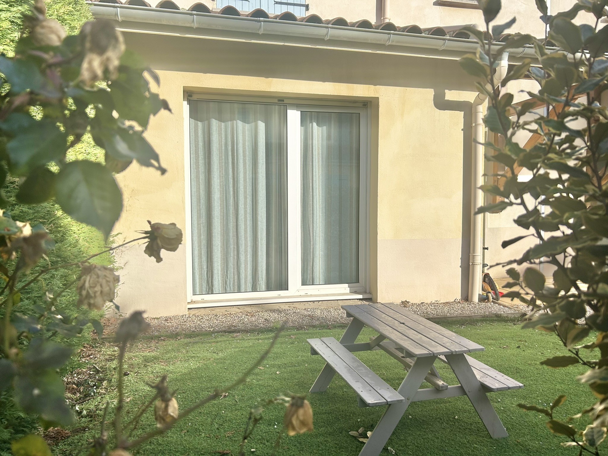 MAISON DE VILLE RECENTE ET SPACIEUSE AVEC JARDIN ET GRAND GARAGE — photo 2
