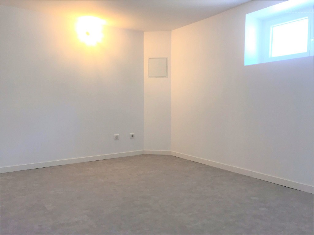 Maison entièrement rénovée avec jardin et garage — photo 11